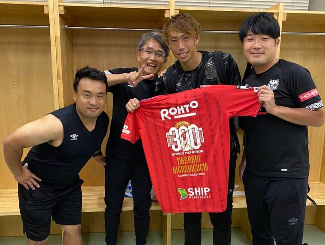 東口順昭さんのインスタグラム写真 - (東口順昭Instagram)「300試合でした！😆 ここまで支えてくれたすべての方々に感謝してます🙇‍♂️ まだまだ成長していけるように頑張ります🤗 #300試合#ヤットさんはシャワーです」9月27日 20時56分 - higashiguchi_official