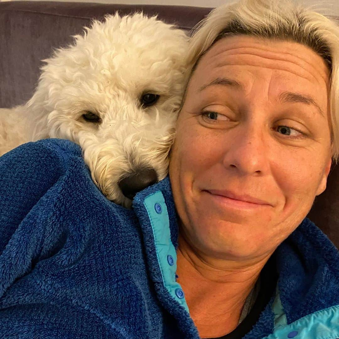 アビー・ワンバックさんのインスタグラム写真 - (アビー・ワンバックInstagram)「We love the youngest Doyle-Melton-Wambach so much. Hattie is the sweetest girl in the world. Whenever @glennondoyle tries to read her phone or a book she tries to swipe it away for attention. See video for proof.  And how about Chase for the first photo of her?!! “The art” is in him too :) #deeplove」9月27日 21時00分 - abbywambach