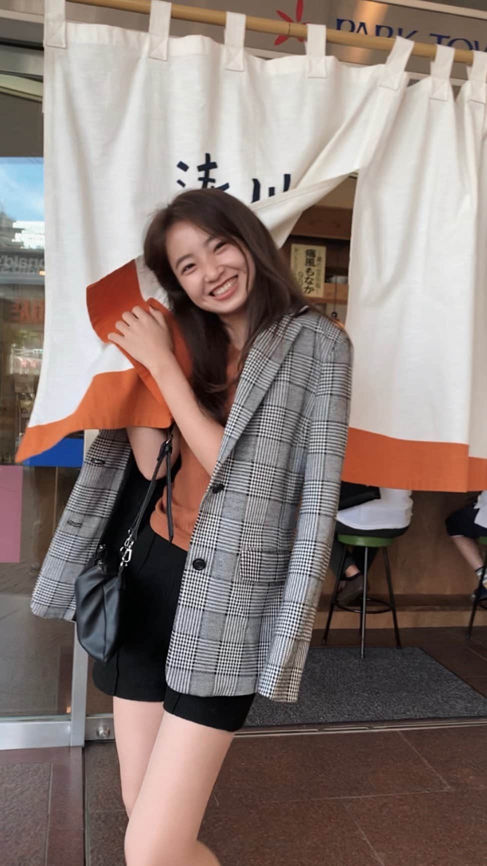𝐊𝐚𝐤𝐢𝐠𝐢𝐅𝐮𝐤𝐚のインスタグラム：「． 元気がなくても落ち込んでても 好きな人の笑顔ってどんな言葉よりも 元気になれるおまじない。 ． そんな事をふと考えながら作ってみました🌼 ． 彼女感第二弾😽♡ ． 好きな歌詞の部分と共に🥨 ． 悩んで落ち込んでたり 嫌なことで泣いていても 「大丈夫だよ。」 って 1番近くで支えてくれたね そっと包み込んでくれる。 私の弱いところ知ってるみたいに… いつも隣に居てくれるあなたのおかげで  側に居るだけで落ち着くの あなたの彼女で幸せだって こぼれそうな好きの気持ち受け取ってくれるかな  もさを。/ ぎゅっと ． ． ． ． ． #彼女感  #公園デート  #秋服コーデ  #彼氏目線  #ぎゅっと  #もさを  #歌詞動画」