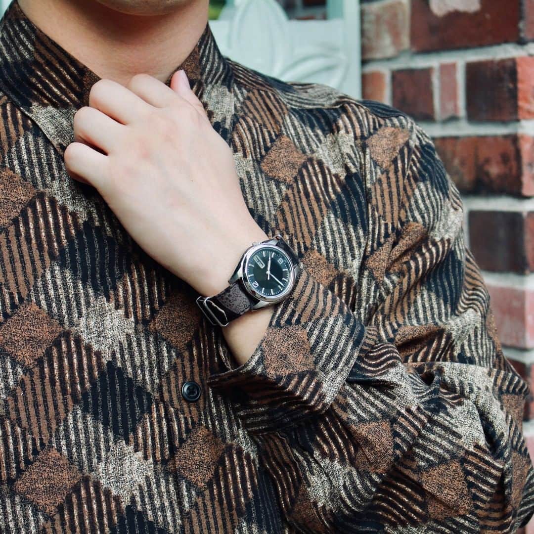 Fashion Is Funさんのインスタグラム写真 - (Fashion Is FunInstagram)「【FIF×上野歩き】  素敵なレンガの門が構えられた建物… 東京藝術大学の上野キャンパスです。上野公園のすぐ近くにあるんですね。  日本一入るのが難しいとも言われ、教科書に載っているような偉人や有名アーティストを多数輩出してきた大学として有名ですよね。 そんな芸術家達の作品が見られる大学祭「藝祭」ですが、今年はバーチャル開催されたようです。 一部の作品は今でもオンライン上で見られました！ 家にいながらでも芸術鑑賞ができるのっていいですね。  Location：上野公園 Belt：いちご泥棒 Black 18mm  #fif #fif時計ベルト #fifwatchbelt #腕時計 #時計ベルト #手元くら部 #時計男子 #時計好き #時計好きさんと繋がりたい #時計ベルト交換 #時計ストラップ #natostrap #時計メンズ  #上野公園 #藝大 #柄シャツ #柄シャツコーデ #秋服コーデ #秋カラー #芸術の秋」9月27日 21時00分 - fifbelt