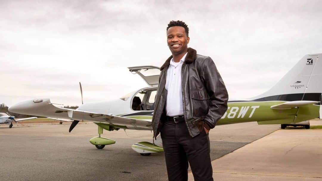 CNNさんのインスタグラム写真 - (CNNInstagram)「These pilots are changing the face of aviation ⁣✈️ Courtland Savage founded Fly for the Culture, an organization that spotlights minority pilots on social media, encourages young people to try flying and offers scholarships for aviators-in-training. "Young people don't believe that they can do it until they see someone like themselves doing it," Savage said.⁣ ⁣ C. Angel Hughes is an active duty US military pilot who founded the organization Sisters of the Skies to foster a community of Black female pilots. Although statistics show Black women are a minority in the aviation industry, Hughes knew there were other pilots like her experiencing similar ups and downs.⁣ "So I kind of made it my mission to seek them out so we can form a network," Hughes said. The aim, she says, is to then use the network to encourage other women to enter the aviation field.⁣ (📸: Jim Schmid Photography / Sisters of the Skies)⁣」9月27日 21時01分 - cnn