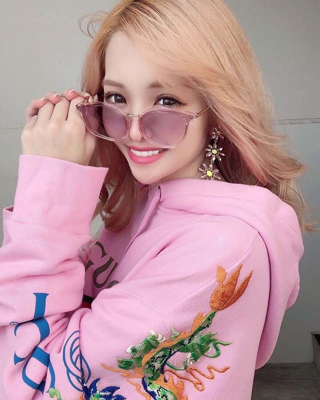 のインスタグラム：「涼しくなってきたから パーカーの季節ですねぇ❤️ 嬉しいなぁ😆 秋服欲しいなぁ♡ せりにゃんのアクセサリーブランド @fialy_shop のピアス可愛すぎ❤️ #gucci」