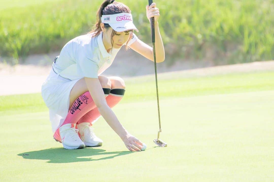 のインスタグラム：「⛳️❤️✊  #golf #golfswing #putter #putting #golfwear #archivio #green #sunnyday」