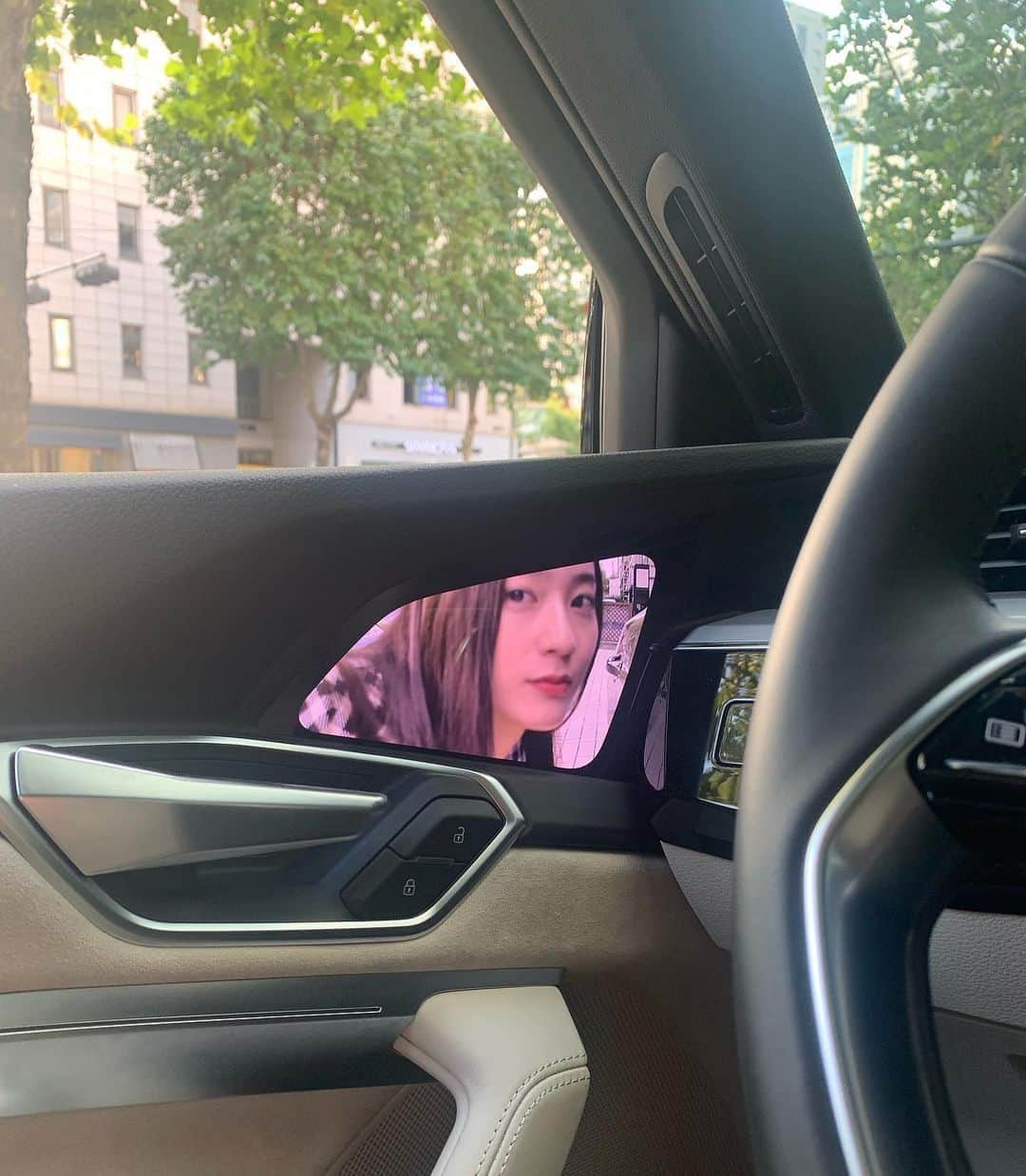 クリスタルさんのインスタグラム写真 - (クリスタルInstagram)「#audi_ambassador ❤️ sunday drive with #myetron 🚙  so smooth&quiet, this virtual side mirrors(cameras) were pretty awesome! #audi #etron #광고 @audi_korea_official」9月27日 21時03分 - vousmevoyez