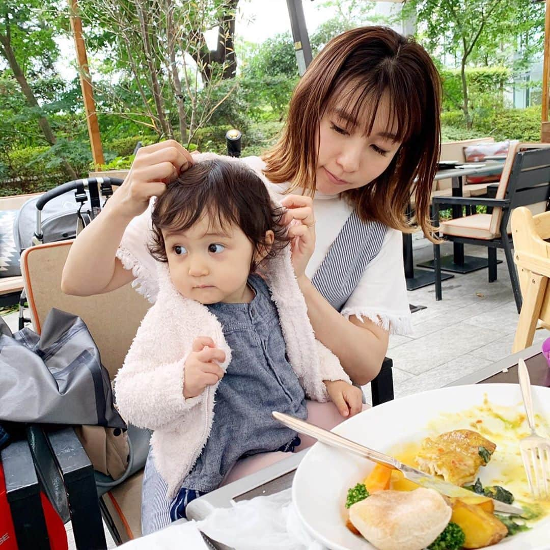 佐々麻梨江のインスタグラム：「Bebe and mommy👶🤱  #14monthsold #1歳女の子  #生後1年 #oneyearold #女の子ベビー  #令和元年ベビー  #babygirl  #babystagram  #赤ちゃんのいる暮らし  #赤ちゃんのいる生活  #女の子ママ #ママライフ #babyandmommy  #👶  #아가」