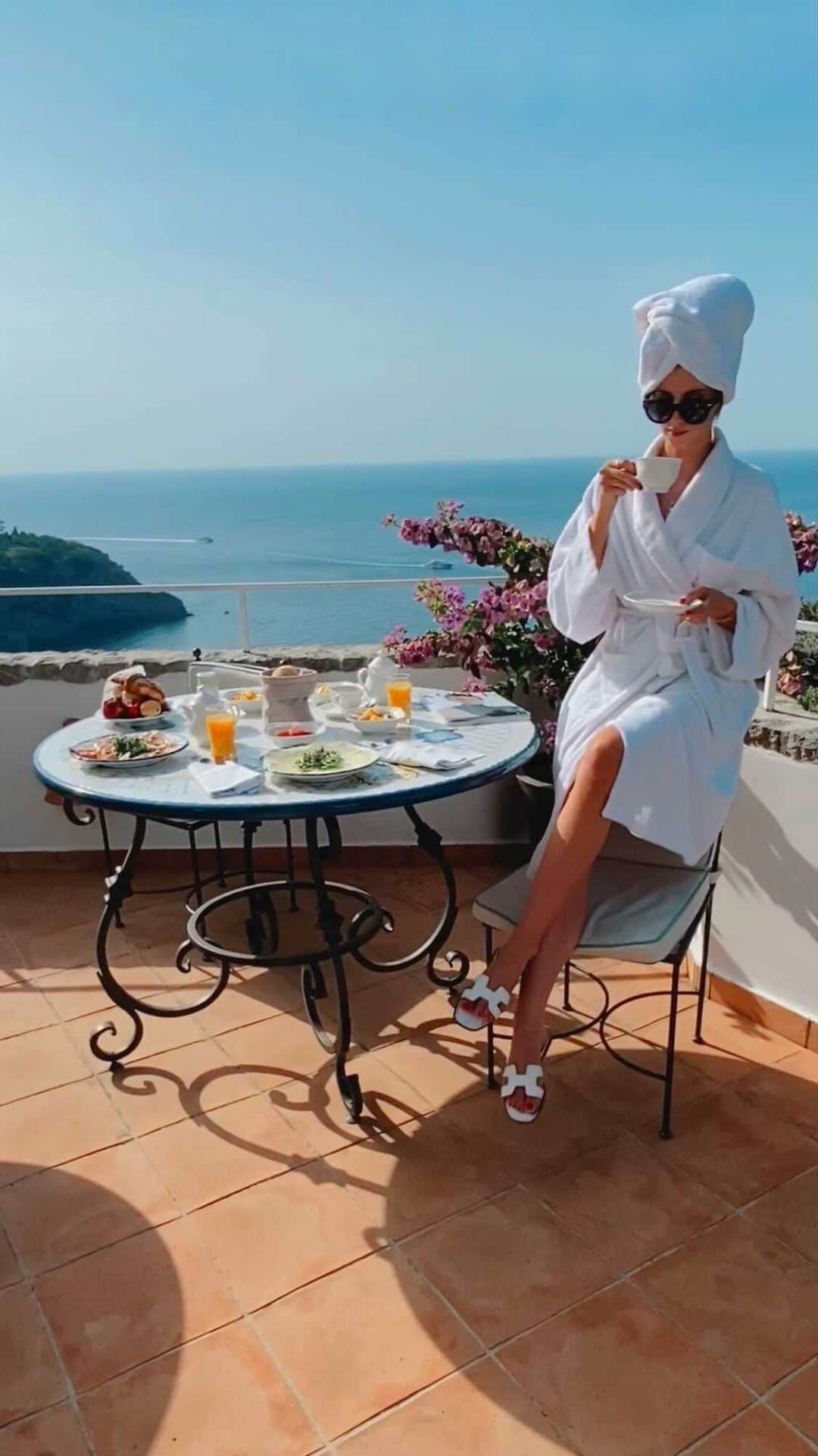 バーボラ・コディトヴァのインスタグラム：「Mornings like this at @piccolosantandrea_praiano 🥰 PS: don’t forget to enter my giveaway!」