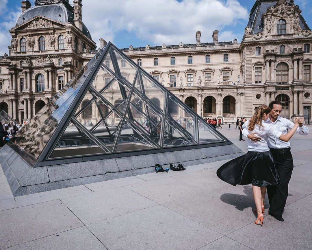 National Geographic Travelさんのインスタグラム写真 - (National Geographic TravelInstagram)「Photo by @junmichaelpark / Street performers dance at the Louvre Museum, Paris, France. For more photos and stories, follow @junmichaelpark.」9月27日 21時07分 - natgeotravel