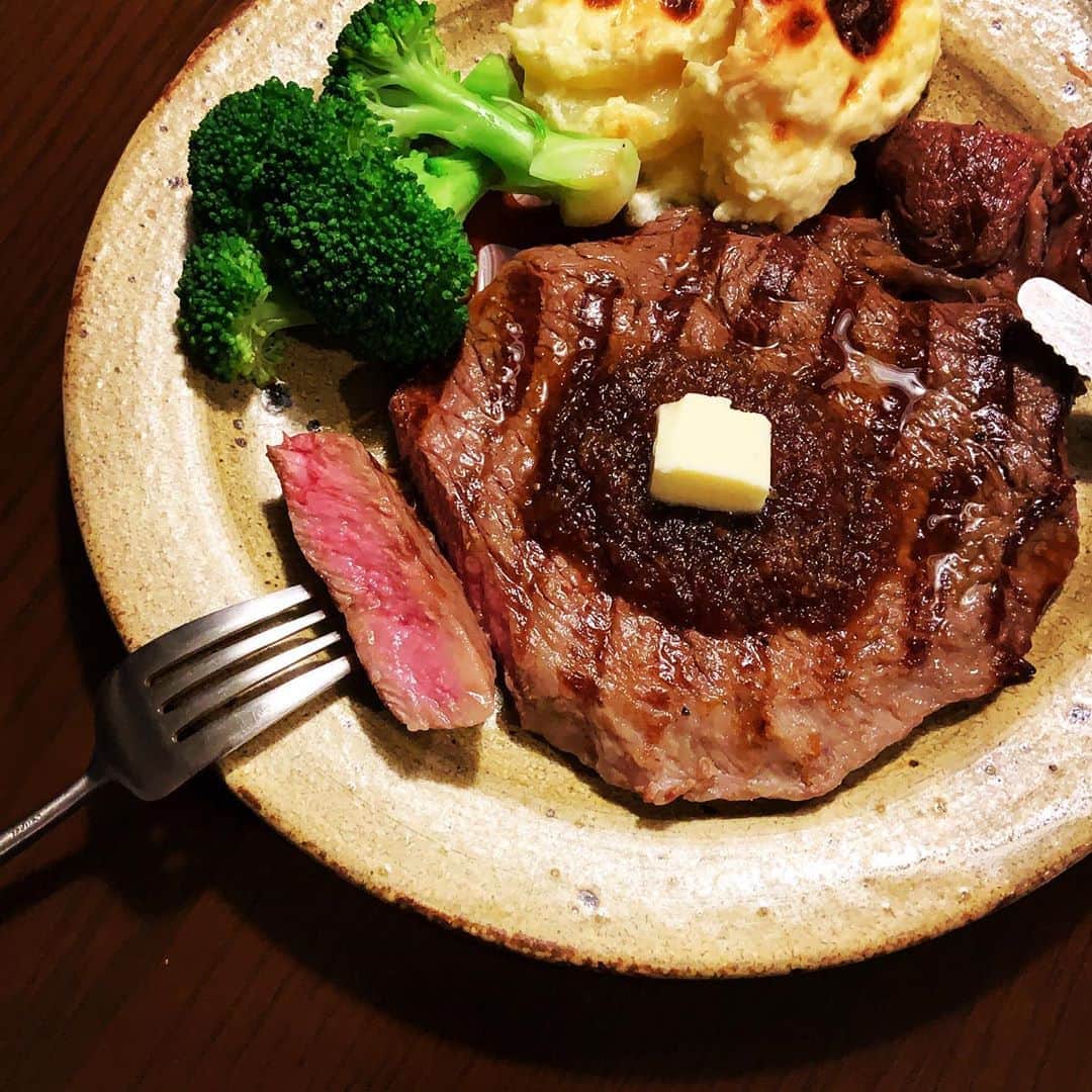 志摩有子さんのインスタグラム写真 - (志摩有子Instagram)「飯田ミート　@meat.deli355 が開店１周年記念で和牛全品20%オフとのことなので駆けつけてランプのステーキ肉をゲット。グリラーで焼いてソースは マーシー　@mar4m 直伝のGOS（ゴールデンオニオンソース）を。たっぷりの玉ねぎにニンニクの効いたちょい甘辛の醤油味。赤身のステーキに合う！ちなみに詳しいレシピは年末前に出版されるマーシーの料理本で紹介されるそう。  #ランプステーキ #GOSソース」9月27日 21時09分 - ariko418
