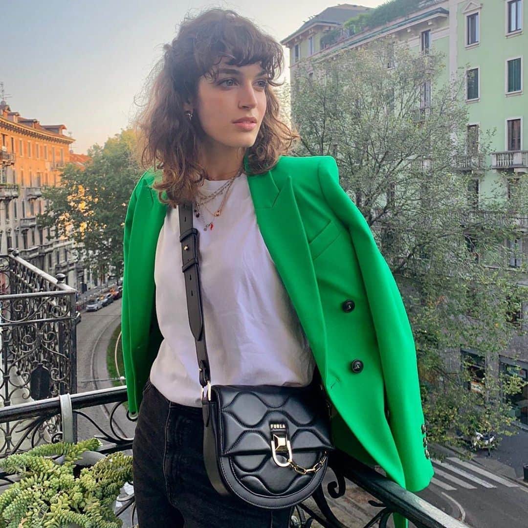 フルラのインスタグラム：「Crafted in soft leather, the new Furla Miss Mimi worn by @gretaferro is a staple for all seasons.  #thefurlasociety #furlafeeling #newcollection #furla #accessories #fashion #furlaopeningparty」