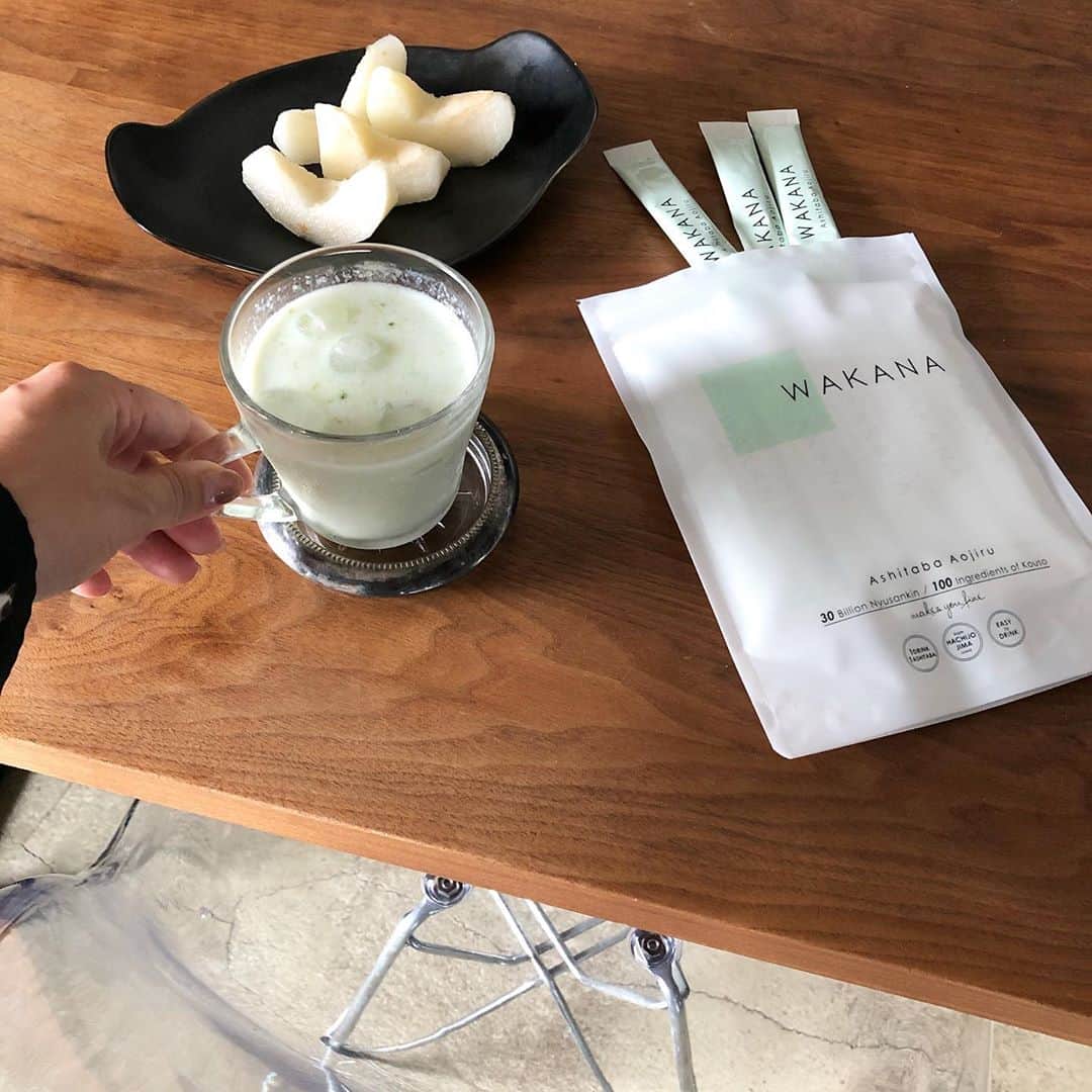 北岡りえのインスタグラム：「WAKANA @wakana_info   朝ごはんを青汁に🌿 普段から朝たべるのついつい抜きがちで、これだと手軽で続けれそう❕  私は牛乳か豆乳で割って よーく混ぜると　バナナスムージーみたいで美味しい😳🍌  割引があるそうなので良かったらこちらからご覧ください♡ @wakana_info   #wakana #wakanaのある生活  #wakana_pr #wakana_life」