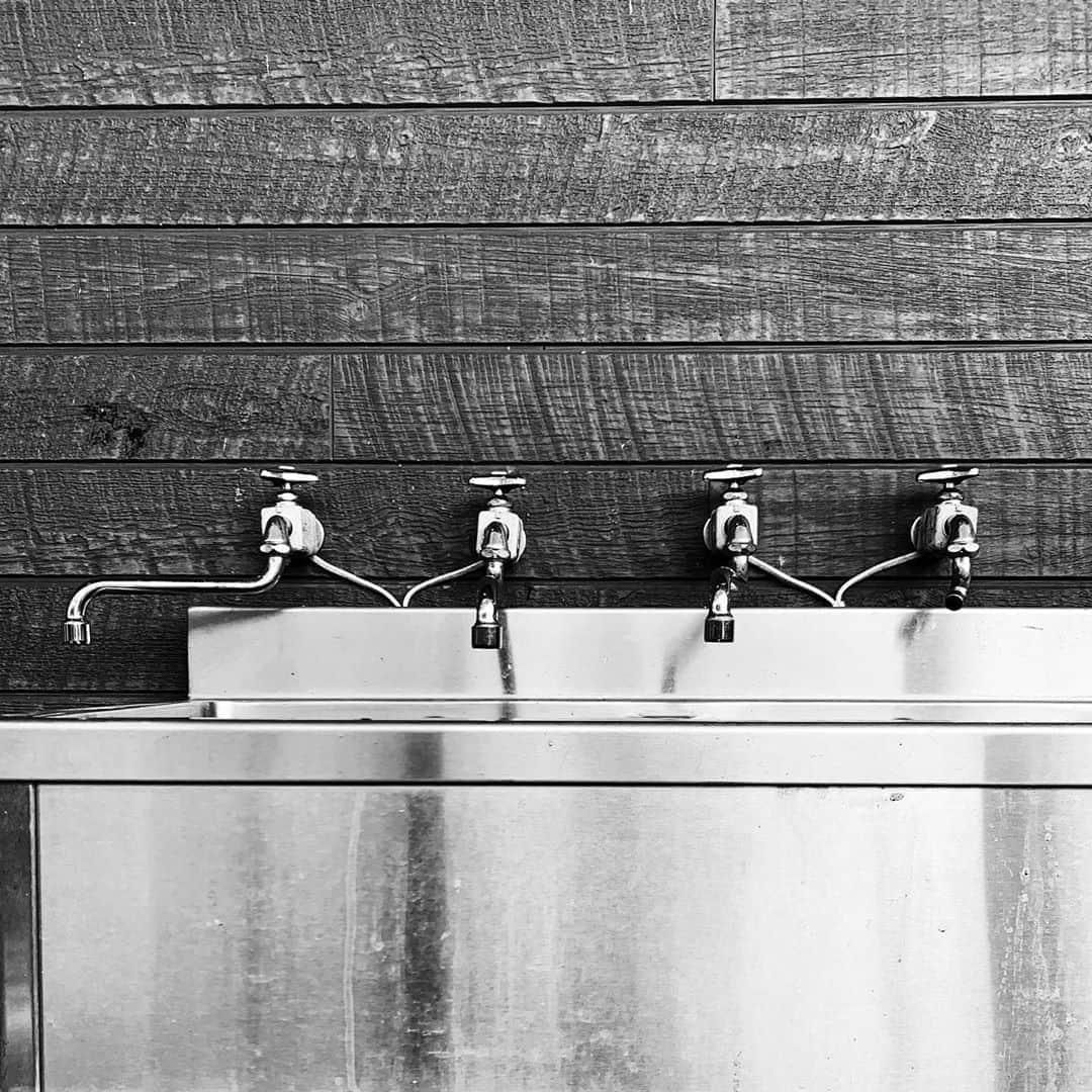 naotakeのインスタグラム：「蛇口 - Four faucets / iPhone XR & Snapseed, 20200928 . . はなちゃんみたいな奥さん、ステキ。 . . #spicollective #royalsnappingartists #infamous_family #rsa_main #infinity_photo_cult #2_fineart #jp_gallery_member #jp_gallery_bnw #trb_bnw #wp_bnw  #bnw_life #bnwlife_member #bnw_life_shots #bnw_captures #world_bnw #top_bnw #team_jp_ #team_jp_モノクロ #ig_energy_bw #ig_nihon #streetphotographybnw #igersjp #blackandwhite #bnw #bnwphoto #monochrome #bw #bnwphotography #ShotOniPhone #shotoniphoneXR」