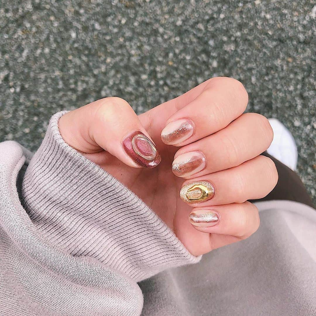 橋本紗奈さんのインスタグラム写真 - (橋本紗奈Instagram)「Autumn nail🍁 . . 親指はマグネットネイルっていうらしい🧲 磁石で動かしてた𖧧 . . . #マグネットネイル #秋ネイル #秋ネイルデザイン #秋ネイル2020 #マグネットジェル #グリッター #グリッターネイル #ネイルデザイン #ネイル #autumnnails」9月27日 21時16分 - hashimoto_sana