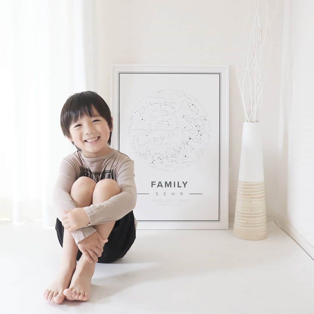 Eri Satoのインスタグラム：「Mapiful( @mapiful )のウォールアートは 部屋のどこに置いてもマッチする✨ 息子も、これが星座だってわかったみたいで 興味もってくれてたよ☺ · Mapifulは、北欧デザインでとってもお洒落なポスターが作れます。 星座の位置だけじゃなくて思い出の場所の地図とか、 好きな写真を使ってテキストアートも出来るよ！ ·  ポスター2枚購入で20％オフできる割引コードがあるのでぜひ使ってね！ 割引コード👉 KIOKU · プレゼントにもオススメです！ チェックしてみてね💛 @mapiful ·  #mapiful #mapifuljapan #ポスター#インテリア#ウォールアート#ホワイトインテリア#北欧#北欧デザイン#記念日#結婚記念日#誕生日#星座#地図#プレゼント#ギフト」