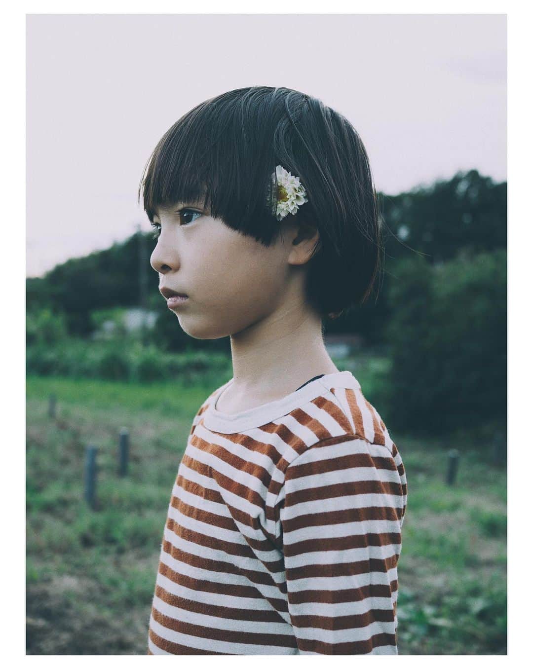 花楓さんのインスタグラム写真 - (花楓Instagram)「行くまではブーブー文句ばっか たれちゃうんだけども、 あら不思議、鎌持った瞬間、 静かにもくもくと 作業します。  耕して、引っこ抜いて、混ぜて かけて、馬鹿な私にも出来る ホントシンプルな作業なんですよ。 (育てるにあたっての深いあれ これはありますが、そこは私 の担当でないので)  ムカデとかにびっくらこいて、 蚊に逆切れして、 一汗どころか、かきまくりです。  畑マジック。  #土いじりのあとのね #風呂とね #ルービーがね#はい #分かりますよね」9月27日 21時20分 - _caede_