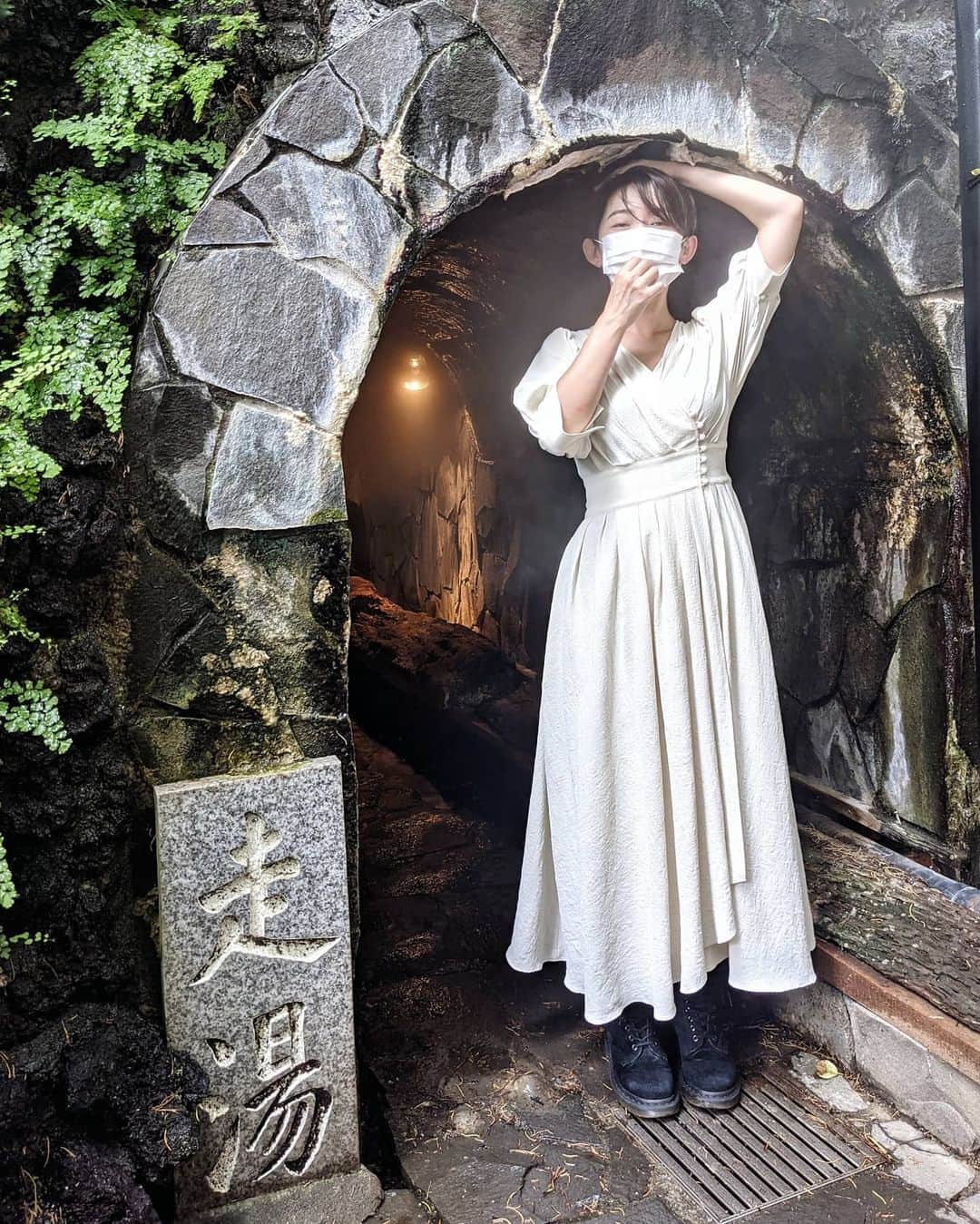 鍋島のぞみさんのインスタグラム写真 - (鍋島のぞみInstagram)「温泉が湧いてる洞窟♨ 通り抜けるだけですっきり不思議な感覚。 （まさか…これが…"整う"…なのか…？） #高さ制限155cm #走湯」9月27日 21時21分 - nozominabeshima