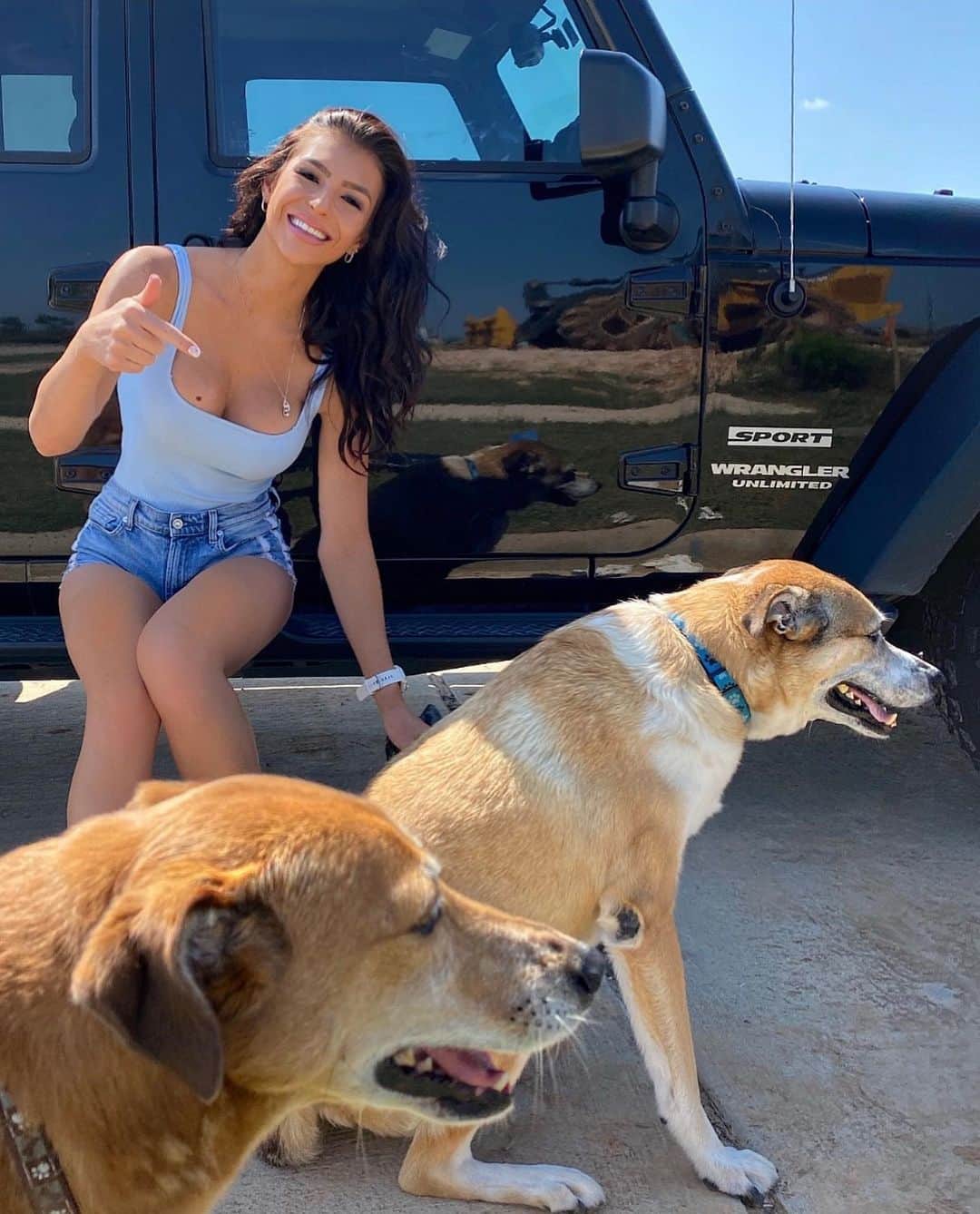 Kelly Clelandさんのインスタグラム写真 - (Kelly ClelandInstagram)「Sunday morning with my Texas rescues 🐾 #goodmorning #texas #rescuedog #two #puppylove #greatoutdoors #walk #time #jeep #happiness #goodvibes #allsmiles #grateful #haveagoodone」9月27日 21時33分 - kellyacleland4