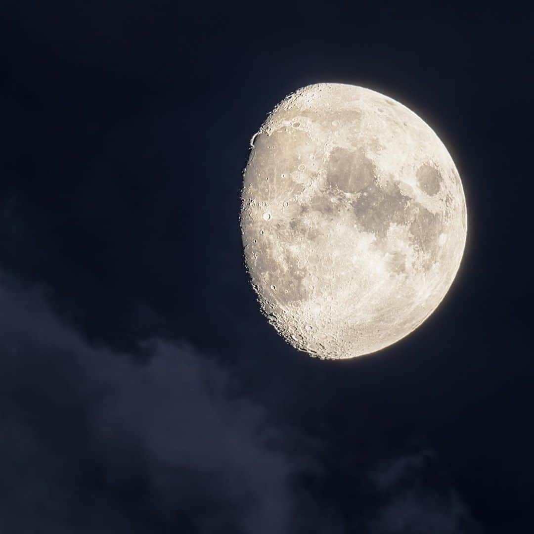 KAGAYAさんのインスタグラム写真 - (KAGAYAInstagram)「秋雨の雲間に十日余（とおかあまり）の月。 （先ほど撮影） 中秋の名月まであと四日です。 今日もお疲れさまでした。 #moon」9月27日 21時26分 - kagaya11949