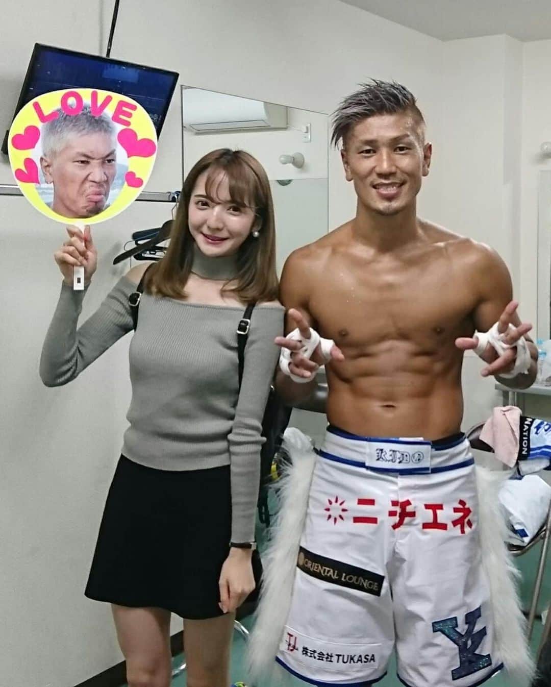 平木愛美のインスタグラム：「先日の夜、彼の所属する谷山ジムの皆様が結婚のお祝いをしてくださいました（ ｉ _ ｉ ）✨✨  皆さんに拍手で迎えられてとてもあたたかくて、２０年以上続けお世話になってきている彼のジム。そんななかで幸せそうな彼の姿にほっこり、感動してしまう。  （わたしがまだ５歳になる前の頃から、そのとき彼はジムに入会してたみたいっ👧🏼）  会長様や奥様、としきくんや駿太くん、皆々様、本当にいつもありがとうございます！！！  次回の、彼の試合はそんな谷山ジム主催の " bigbang " 👑🎖🏆🥊❤️  谷山ジム３５周年、そしてbigbang１０周年。な記念すべき大会！！！  わたしももともとは格闘技を全く知らなくて、たまたま好きになった人が格闘家でした。 でもこの６年、隣でずっと試合やそこへ向けての日々の姿、前日の計量やそれまでの減量。そして彼ならではの会見や煽り映像。笑 をみてきて、私にとっても大切なものになっています💫  １〜３枚目の写真は懐かしい、2016年の大会時。 試合おわりに、控え室で。彼の応援団のかたが作成されたキュートな！？！笑 うちわとともに。笑  彼の試合中は写真を撮る余裕は無くて、いつも、一緒にきてくれる友達が撮っててくれたり。感謝です。🌼  photo📷/ 当時22歳と、33歳。🧸  #2016 #試合 #格闘技」