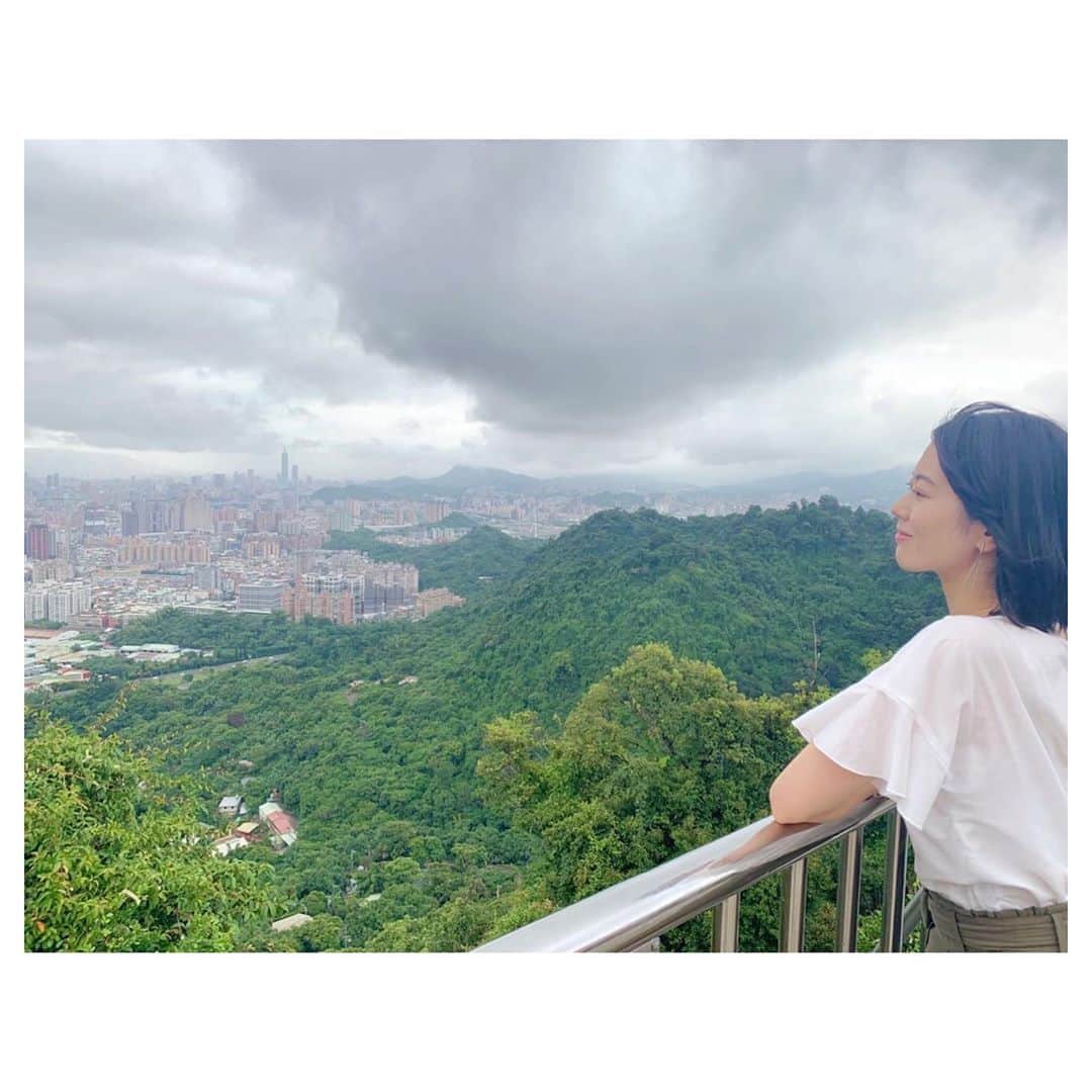 煌月爽矢のインスタグラム：「.﻿ .﻿ ﻿ 烘爐地南山福德宮という所に連れて行ってもらいました( ⸝⸝⸝⁼̴́◡︎⁼̴̀⸝⸝⸝)﻿ ﻿ ﻿ これは…大迫力。﻿ ﻿ 台北市じゃなくてお隣、新北市にある事と山の上だから車がないと行けない事から観光客も昔からさほど多くはないらしく…若干の穴場感！！﻿ ﻿ ﻿ この迫力、色味、THE台湾って感じでした😂﻿ この場所へは車で行けるのですが、本殿に行くには階段をひたっすら上がっていくしか道がありません。﻿ 完全に修行の様なしんどさの先に素晴らしい煌びやかな光景が待ってました( ⸝⸝⸝⁼̴́◡︎⁼̴̀⸝⸝⸝)﻿ ﻿ ﻿ 拜拜（お参り）もお友達に教えてもらってお参りできて良かった♡﻿ このすっごい曇ってる感じが私は逆に『台湾』という『島感』を感じる。。 ﻿ ﻿ ﻿ 我的朋友們帶我去烘爐地南山福德宮！﻿ 我第一次知道那裡有這麼特別的地方✨✨﻿ 色彩很漂亮♩ ﻿ 很多很多樓梯上去之後才到『本殿』 我喜歡台灣的拜拜﻿ 方式也很有趣⸜(๑⃙⃘'ᵕ'๑⃙⃘)⸝⋆︎*﻿ ﻿ #烘爐地南山福德宮﻿ #台湾 #台湾生活」