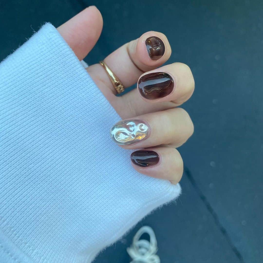 仲本莉絵瑠のインスタグラム：「new☺︎ 寝てたり怪我したりで投稿遅くなってごめんなさい🤦🏼‍♀️ ラメ塗りかけも、ミラーボコボコもかわいい🤍🤍 いっつもドンピシャになる、すんごい。　 タグつけてあるからみてみて！本当にいろんなネイルうますぎてびっくりするから、みたらおしえてぴ！！！！！」