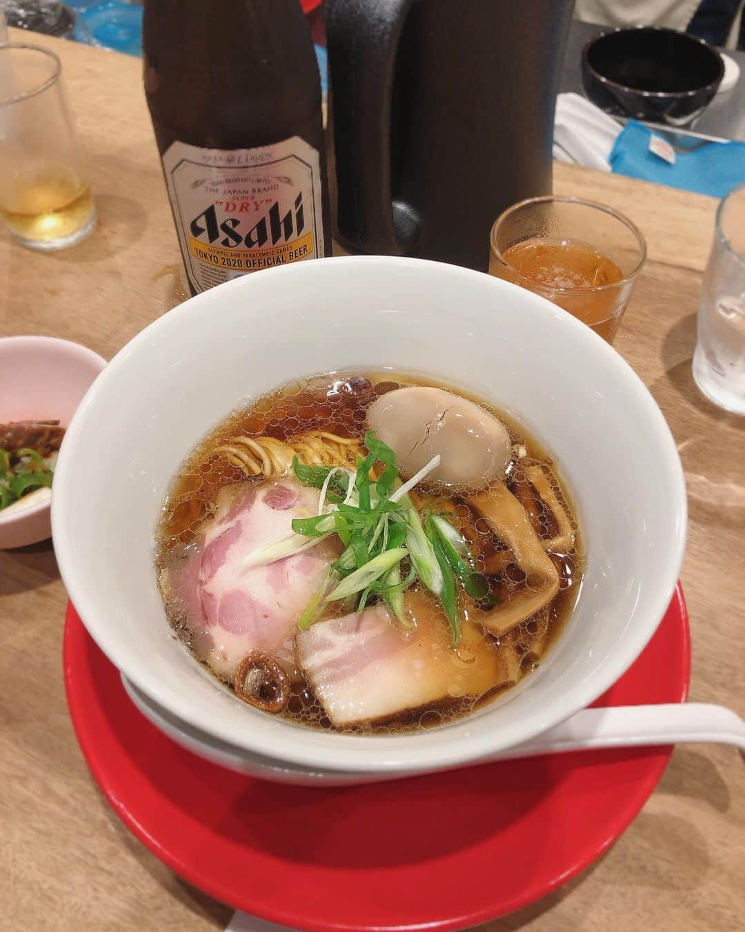 真藤舞衣子さんのインスタグラム写真 - (真藤舞衣子Instagram)「コロナ前が最後で久しぶりの立石。ずっと行きたかったけど電車に乗るのが怖くてやっと解禁しました。  日曜ということもあり、栄寿司ー丸忠ー100均ー蘭州ーメンマモヤシ(メンヤシモヤマ)という流れで。  おニューの @keen_japan のスニーカーはMENSのカラーで1番小さいサイズで25cmを。サクサク歩ける！呑める！笑   #keen_japan #uneek #uneeksnk #keen #キーン  #ついでにマスクもkeenです」9月27日 21時31分 - maikodeluxe