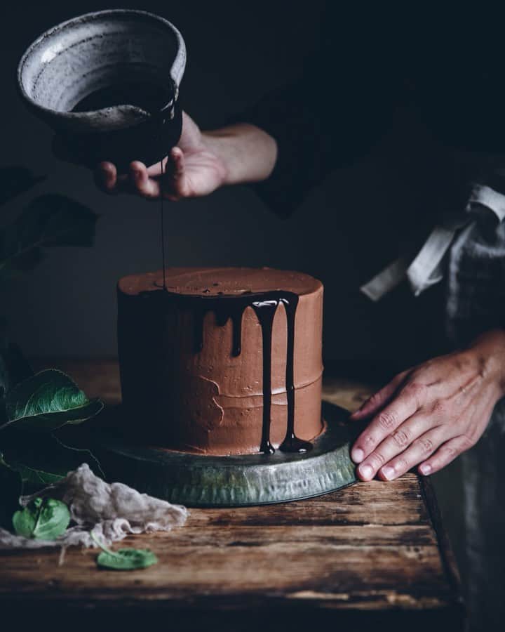 Linda Lomelinoのインスタグラム：「Today is my 35th birthday! 🥳 How did that happen?? My first birthday without my mom and it feels.. well, strange. This year has been both difficult and wonderful at the same time in so many ways. One thing is for sure, I won’t be having cake today so I’m sharing this one from a few years ago! A triple chocolate layer cake 🎂 Link in my profile!」