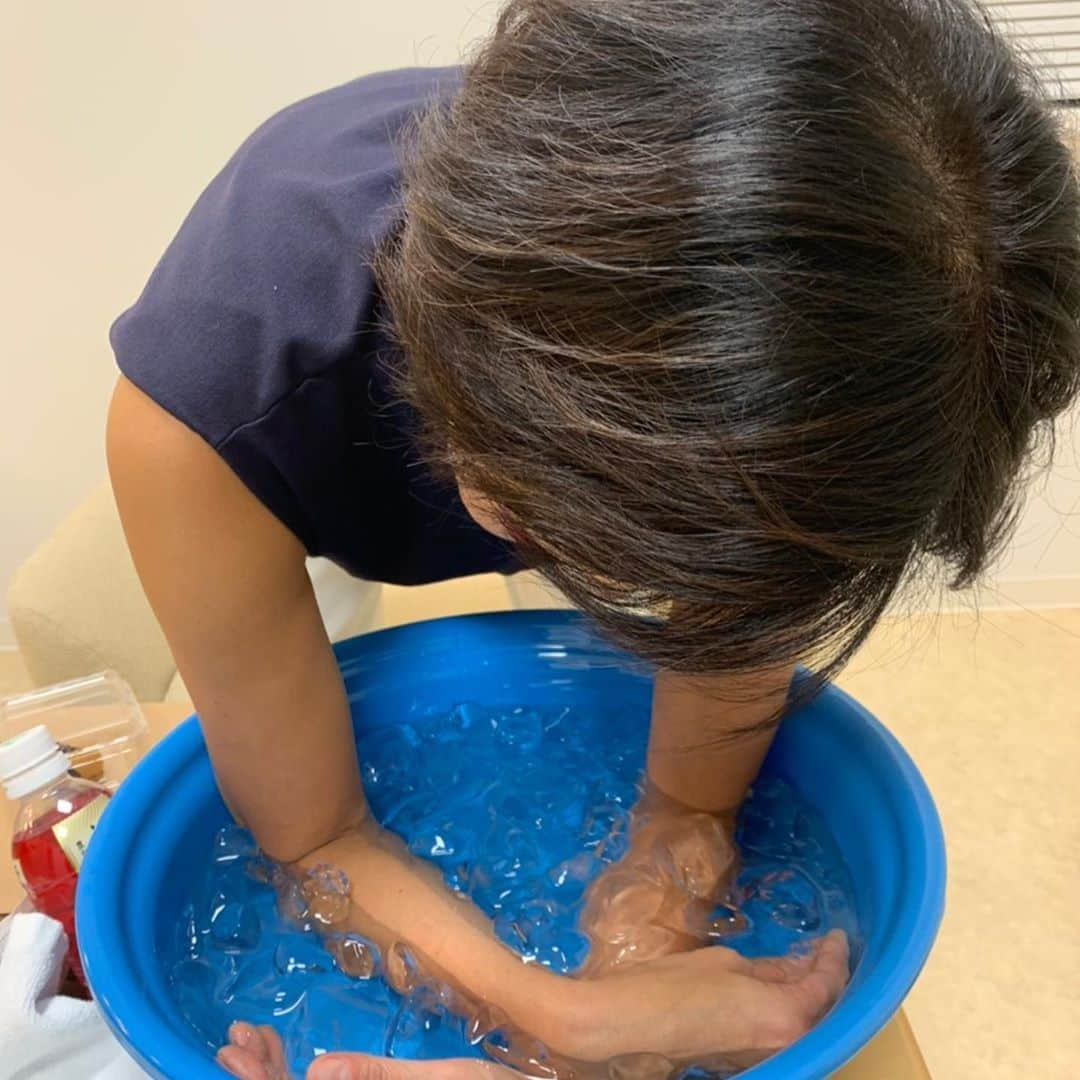 高嶋ちさ子さんのインスタグラム写真 - (高嶋ちさ子Instagram)「昨日から引き続き今日もコンサートin Nagano  凄く楽しく聴いてくださってるのがわかってこちらも嬉しかったです。長野のお客様反応が良い！  終演後はマッサージする暇も無いので、取り敢えず毎回アイシングです。めっちゃ冷たくて「ウオーーー」って雄叫び上げてます。この後ホカロンで温めると、弾いた事を無しにしてくれるぐらい楽になります 皆様も運動した後は是非やってみてください！」9月27日 21時31分 - chisakotakashima