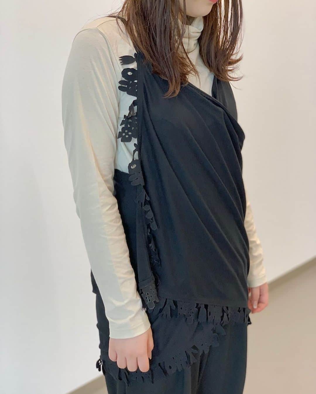 ネ・ネットのインスタグラム：「1枚の布で構成される服、“hug(ハグ)”。 ﻿ 身体の前で布をクロスして、自分をつつみ込むようなハグのかたち。 枚の布とわたしとの新しい関係を提案するシリーズです。 ﻿ ﻿ ■ HUG FLOWER COP﻿ ネ・ネットがデビュー当初から長く取り入れているCOP(超音波)カット加工で作ったフラワーモチーフのテープがデザインポイントの一枚。hugから発想して1枚の布につつまれるように構成されたデザインは、一見複雑に見えますが、右の脇側から頭と腕を通し肩ひもを掛けるだけの簡単な仕様。 身長やお好みに合わせて肩ひもの長さを調整できる仕様にもこだわりました。 広げると長方形の布地になるシンプルな発想から生まれるシルエットは新しい感覚でレイヤードを楽しめます。キャミソールトップスと、ワンピースの2型展開です。﻿ ﻿ ----------------------﻿ ﻿  <予約アイテム10%OFF＋アウター10倍ポイント>﻿ ネ・ネットより日頃の感謝の気持ちをこめて、ネ・ネットのアイテムをご予約頂いた方はお会計時に10%OFF。また、10月1日（木）10:00までに9月-11月お届けのアウターをご予約頂いた方にはA-net membership POINTを通常1%とのところ、10倍の10%ポイントを差し上げます。ぜひこの機会にご利用ください。﻿ ﻿ ※全国のネ・ネット直営SHOP / official online store HUMOR限定の企画です。﻿ ※詳しくはofficial online store HUMORをご覧くださいませ。﻿ ﻿ ----------------------﻿ ﻿ #ネネット #nenet #新作 #new #autumn #winter #2020 #collection #fashion #tokyo #japan #hug #cop」