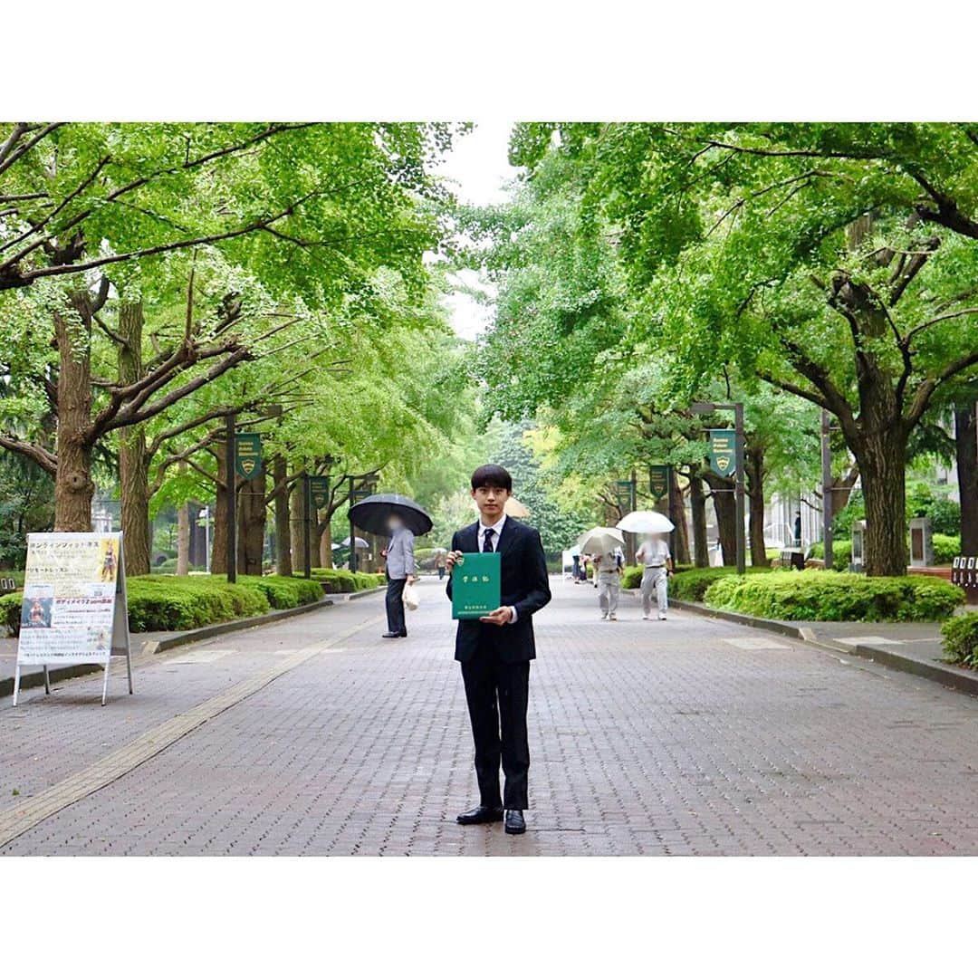 上村海成のインスタグラム：「青山学院大学総合文化政策学部を卒業しました！5年半かかってようやく卒業できました、長かった、本当に長かったです😭」