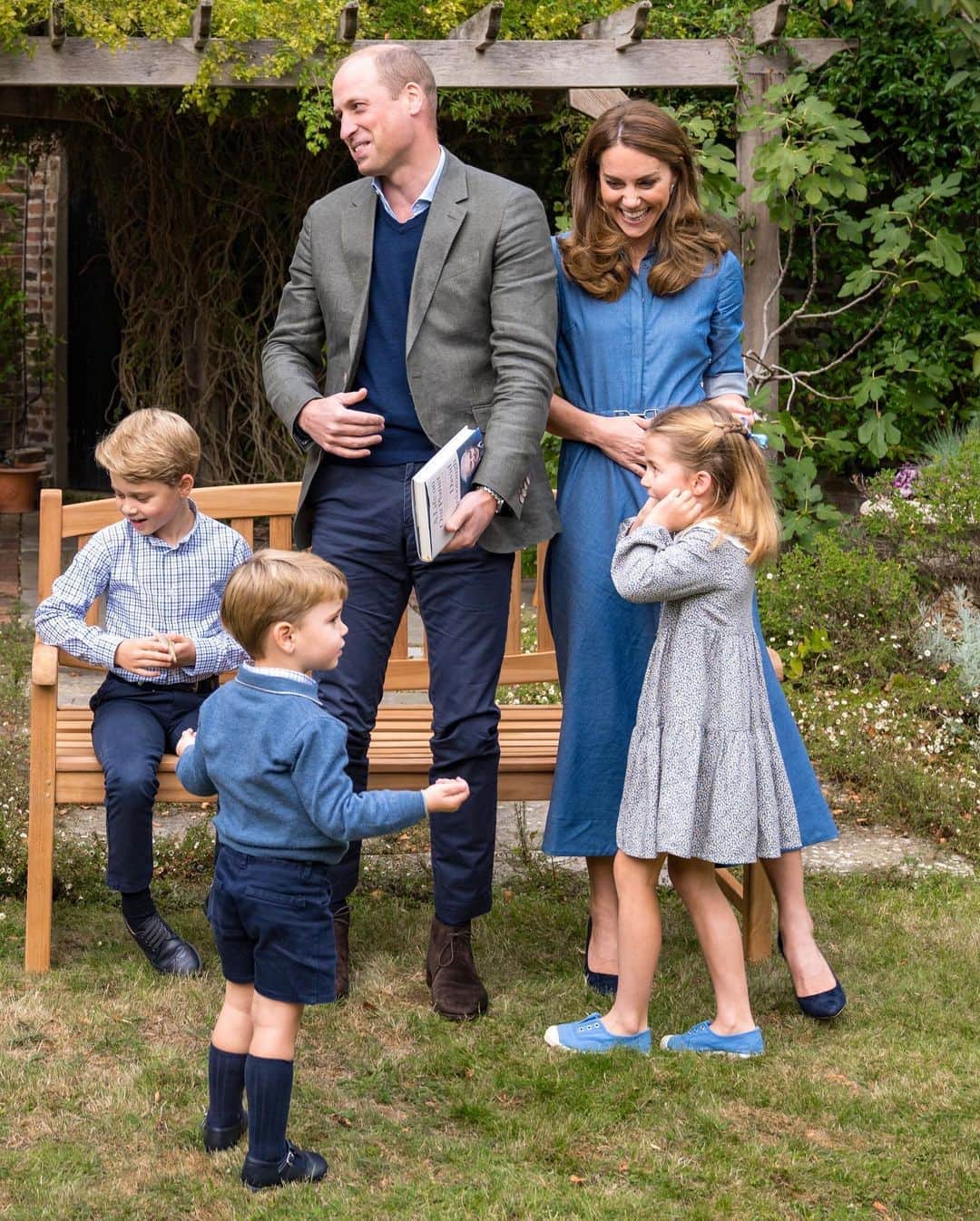 Just Jaredさんのインスタグラム写真 - (Just JaredInstagram)「Prince William & Kate Middleton are sharing cute new photos of their kids Prince George, Princess Charlotte, and Prince Louis! #PrinceWilliam #KateMiddleton #PrinceGeorge #PrincessCharlotte #PrinceLouis Photos: @kensingtonroyal」9月27日 12時38分 - justjared
