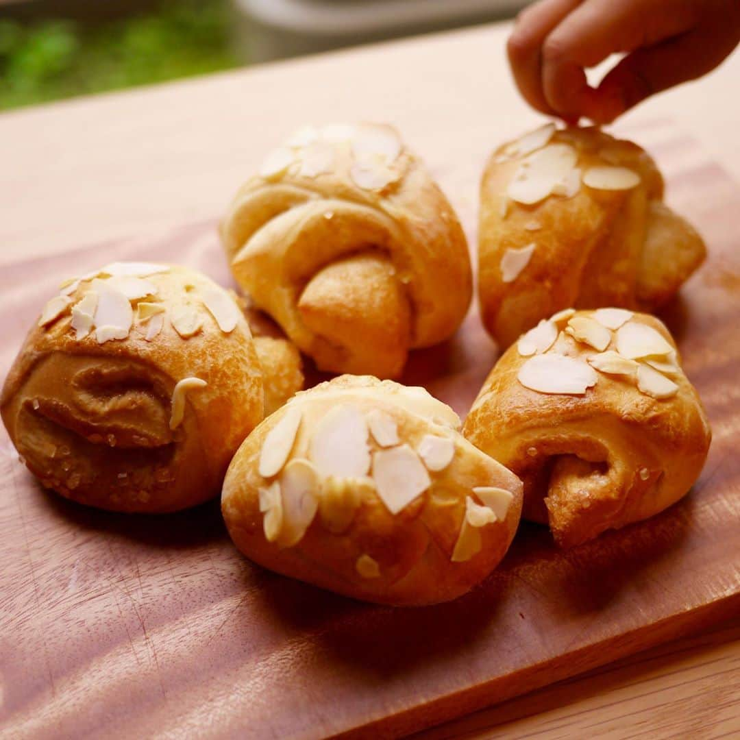 COLLOのインスタグラム：「今日はシナモンロール風のお菓子パン🍞  シナモンがなくてチャイで代用、美味しかったです☺️  産後買ってよかったものは確実にパン捏ね台…！  #手作りパン #シナモンロール  #赤ちゃんのいる生活  #こどものいる暮らし」