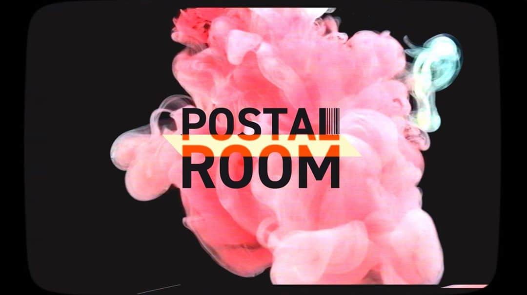 room onziemeのインスタグラム：「•﻿ 📮🗣📮 POSTAL ROOM vol.1 ﻿ Neighbors Complain / 向井太一﻿ ﻿ ▼ POSTAL ROOM﻿ ROOM独自の目線でセレクトした、ホットなエンタメニュースを定期配信。毎日の生活が少しが華やかになる、そんなニュースをお届けいたします！﻿ ﻿ ▼概要﻿ ブラックミュージックをルーツに、それぞれの個性を活かしながらも1つに混ざり合うGroove、 4人にしか出せないサウンドを追及し続け、リスナーを魅了する大阪在住のR&Bバンド「Neighbors Complain」の原点を体感することができる最新アルバム﻿の注目ポイントとは！﻿ 自身のルーツであるブラックミュージックをベースに、ジャンルを超えた楽曲で各媒体・リスナーから高い支持を得るシンガーソングライター「向井太一」の規模感が大きすぎる無観客ライブ、そして4th EP「Supplement」のリリースを記念して作られたグッズがとんでもなく〇〇！？﻿ さらに、旬な注目ニュースを合わせた盛り沢山のエンタメニュースをチェック！﻿ ﻿ ▼MC Teteyan(ZIPANGU ONIGIRI)﻿ ROOMが展開する番組「hu-do」のメインパーソナリティを務め、「ZIPANGU ONIGIRI」のクリエイター。大手アパレルで10年勤め上げ、突如飲食業内にコンバートした彼は、made in Japanを愛し、お笑いを愛し、人に愛される大男。﻿ 夢で神のお告げを受け、おにぎり作りをスタートさせ「ZIPANGUONIGIRI」をブランド化する事に成功。さらにアーティストやクリエイターが夜な夜な足繁く通う大阪の卓球バー「THE BAR」の店主も務め、気さくでみんなから愛されるキャラクターを目当てに足を運ぶファンも少なくない。﻿ ﻿ --------------------------------------------﻿ ROOM  OFFICIAL YOUTUBEにて配信中📺﻿ ※プロフィール記載のURLからCheck👏👏﻿ --------------------------------------------﻿ #room_jp #postalroom #neighborscomplain #向井太一」