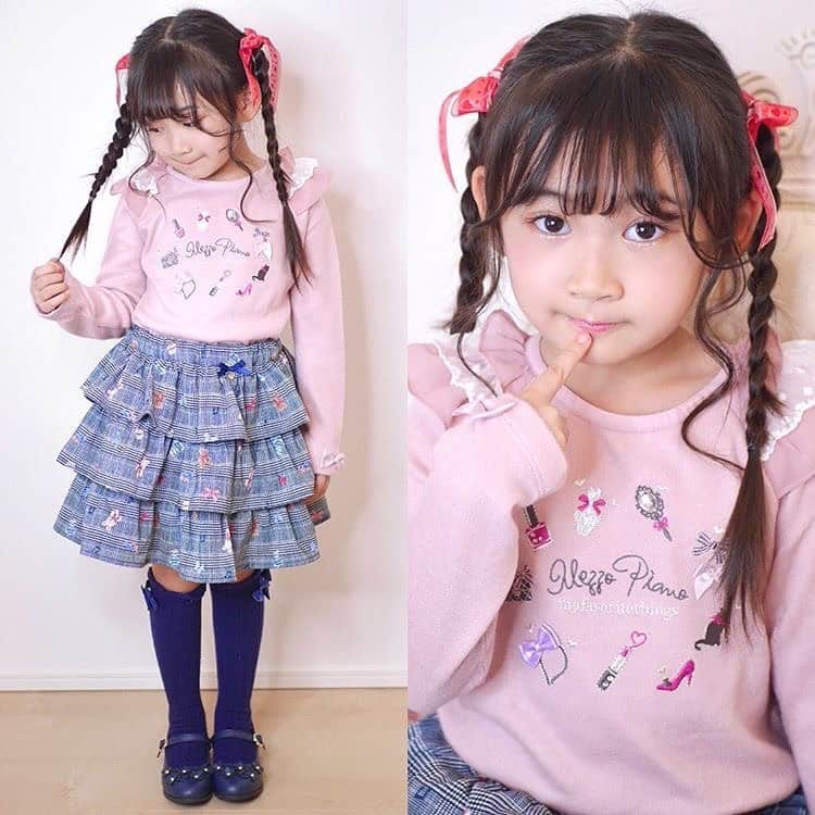 mezzo pianoさんのインスタグラム写真 - (mezzo pianoInstagram)「. スウィートガールズの ママ撮📸秋の着こなしをリポスト❤︎  #メゾピアノセサミヘアメイク企画 でsesame賞を受賞したnayu©︎は cosmetic seriesのトップスを 着こなしコーデに合わせた ちょっぴりメイクがキュート💕  nayu©︎ママが @nayuchan123 で使用コスメを紹介しています💄 気になった方はちょっと覗いてみて❤︎  みんなもおうちで ﻿#メゾピアノちょっぴりメイク に挑戦してみてね♪  ■長袖Tシャツ 商品番号6003212 ¥9,790  ■スカート (インナーパンツつき) 商品番号 6003126  ￥10,780  model: スウィートガールズwebモデル nayu ************************ ✨只今‼︎開催中✨ mezzo piano Autumn Fair 9/18(金)〜30(水)  秋の新作を取り揃えオータムフェア開催。  ￥22,000(税込)以上お買い上げのお客様に 『オリジナルトートバッグ』をプレゼント いたします。 ※ノベルティが無くなり次第、Wスタンププレゼントとなります。 ************************ ★nayu©︎ママのコメントはコチラ↓  #repost @nayuchan123 via @PhotoAroundApp  ノベルティバッグにお気に入りのチャームを付けたり、リボンに合わせた可愛いコスメを入れたり楽しんでいます♡ . 涼しくなってきたので、秋服もさらっと１枚でいい感じですね♪ ************************ @narumiyaonline_official #メゾピアノ #mezzopiano #autumnfair#オータムフェア #autumncollection #秋コレクション  #スウィートガールズwebモデル #ロマンティック#プリセス #cosme#コスメ#キッズメイク #ゆめかわ#フリル#リボン #キッズコーデ #kidsfashion #kidswear  #kawaii #cute  #女の子のママ #女の子ママとつながりたい #可愛い #女の子 #ピンク好き  #ママ撮#ナルミヤオンライ」9月27日 12時55分 - mezzopiano_official