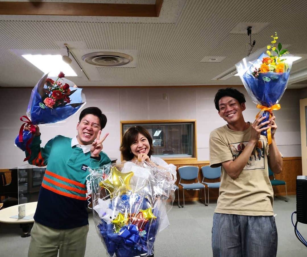 皆川勇気のインスタグラム：「昨日の放送をもって、KBSラジオ「聴けばミヤコ！」は終了致しました！  2年間、毎週の生放送、毎回ほんまに楽しくて、ほんっっっとうに様々なことをこの番組から学びました🙇‍♂️  たくさんお便りくださった方々もありがとうございました👂 番組は間違いなくリスナーの皆様に育てて頂きました！本当に楽しかったです☺️ そして向井さん、スタッフの皆様、ゲスト出演してくださった皆様もありがとうございました🙇‍♂️  10月からは、木曜19時半からの「ネイビーズアフロのラジオにセント！」にお引越しです🚛 どうぞ引き続きお付き合いください😌」