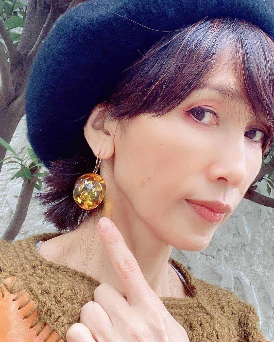 工藤静香さんのインスタグラム写真 - (工藤静香Instagram)「このポンチョは私の宝物の一つです。これは15年前に親戚の叔母様に頼んで作って貰った物です。 皮と毛糸を購入して型紙を作り、 お願いしました😊叔母様と仲間3人で仕上げてくれたのです❤️ これと、もう１枚キャメルもあります。料金はいらないと言うので、4人に温泉旅行♨️をプレゼントしました🤣🤣🤣 本当に素敵に仕上がって、今でも大切にしています。 ３枚目は数年前パリで購入した琥珀です。 Bag @coach バスキアコレクション 帽子　@naissance_official  ブーツは30年前の物です。  撮影の時のみマスクを外しています🙏」9月27日 13時08分 - kudo_shizuka