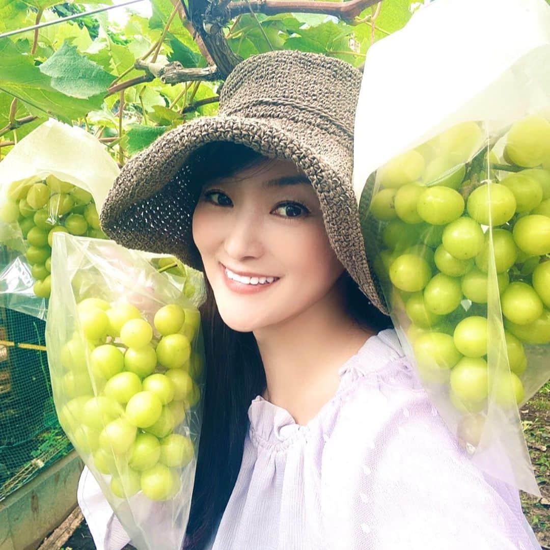 鈴木あさみのインスタグラム：「I went grape collecting.🍇 Shine Muscat❗️  Have you ever experienced grape picking?  秋めいてきましたね！ ブドウ狩り日和！🍇  母とブドウ狩りに行ってきました！  大好きなシャインマスカット❤️🍇  食べるのが楽しみ❗️❣️  竹内結子さんが亡くなられたことがショックです。あんなにキレイで、子宝にも恵まれて、才能にも溢れていて…🤣 ご冥福をお祈りいたします。」