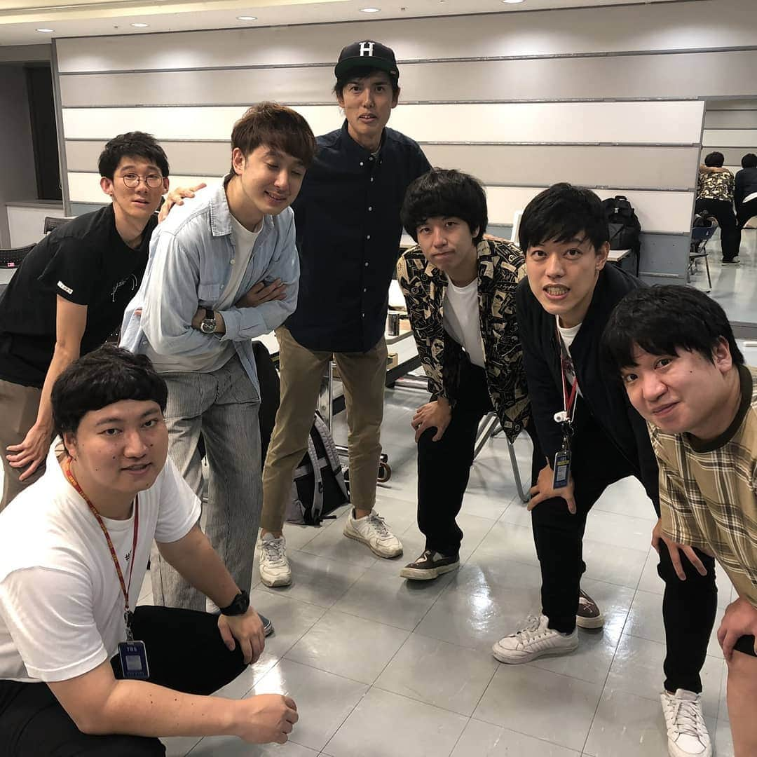 秋定遼太郎さんのインスタグラム写真 - (秋定遼太郎Instagram)「キングオブコント、決勝進出が決まってから終わって最後の大反省会までも含めてずっと楽しかった。初の全国放送がキングオブコントで良かったです！ 周りに優しい人しか居なくてちょっとだけ自分も優しくなれました。 ケツが道中会話そっちのけでずっとスマホいじってんのと、ザ・ギース尾関さんの弁当の食べ方がむちゃくちゃ汚い事以外ほんまに最高でした！  #キングオブコント #ケツの人間性 #尾関さんの行儀」9月27日 13時13分 - ryotaroakisada