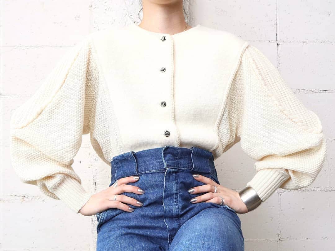 吉祥寺 古着屋 Orfeoのインスタグラム：「Tyrolean Knit Cardigan  #orfeo #kichijoji #tokyo #vintage #used #fashion #coordinate #outfit  お問い合わせはインスタグラムのプロフィール掲載のメールアドレスにお願いいたします。コメント、DMでのお問い合わせは受け付けておりませんのでご了承ください。 ONLINE SHOPの商品も店頭にてご購入頂けます。気になる商品がございましたらスタッフにお声掛けください。  新型コロナウィルス感染拡大防止策を徹底した上で営業をしております。マスクの着用、入店時にアルコールでの消毒をお願いいたします。」