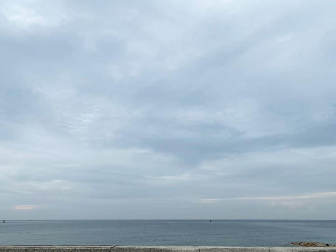 青山有紀さんのインスタグラム写真 - (青山有紀Instagram)「渚のリトリート、ロキデ淡路島さんで海を眺めながら午後のお茶💛 こちらで酵素浴も入り、夕食も美味しくいただきました🙏海辺を散歩して、石の上で昼寝もしての〜んびり💛 @naokenmotsu  #青山有紀」9月27日 13時23分 - yukiaoya