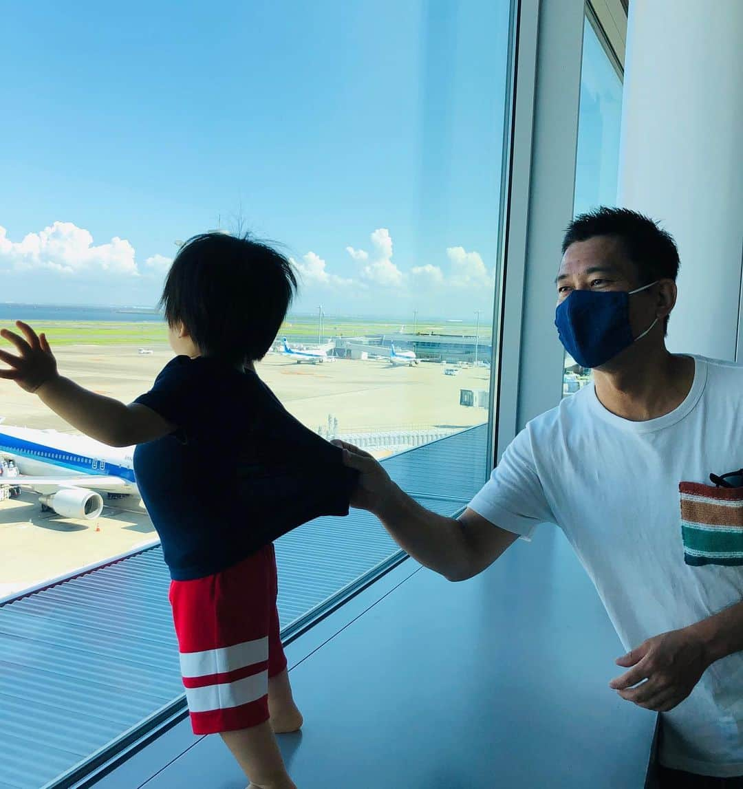 逸見太郎さんのインスタグラム写真 - (逸見太郎Instagram)「今年の夏の思い出✈️  #息子と#初めての#飛行場#飛行機#羽田空港#東京国際空港#2020#staysafe#and#keeponsmiling   早くいろいろな所に連れて行かれる日がきますように😊🙏」9月27日 13時23分 - taro_itsumi