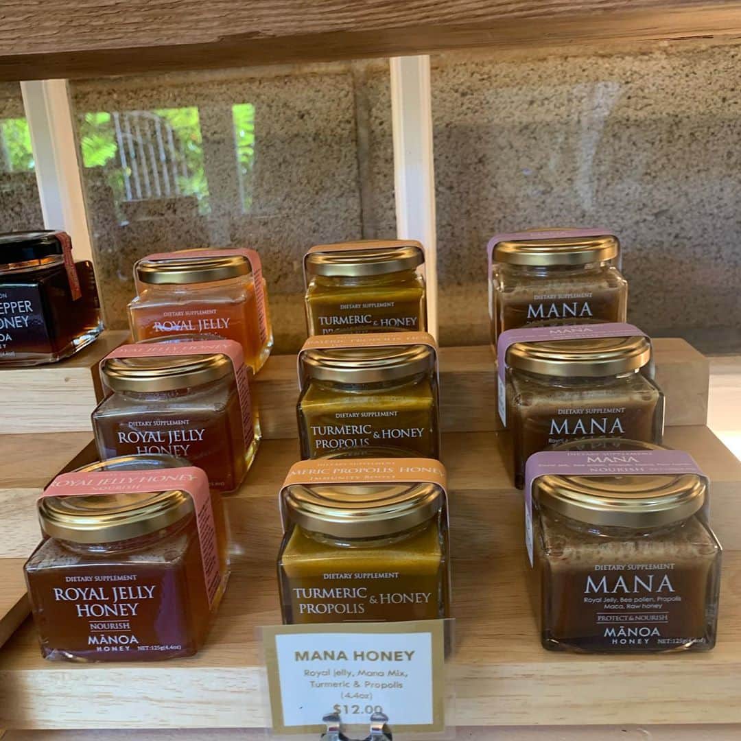 飯島寛子さんのインスタグラム写真 - (飯島寛子Instagram)「【Made in Hawaii 】  Mead (蜂蜜酒)とHoney のお店へ⭐︎ Manoa Honey Companyの新店舗 本日オープン！  Mead (蜂蜜酒)のチューベローズ、パイナップル、パンチ＆リリコイ　ゆっくりひとつづつお味見します😊  ちょうど贅沢に頂くHoneyを 切らしていたので調達してきました。  大人買い〜 お勧めの Sweet Land Farmの臭みのない山羊のチーズと Run Barrel Honeyの組み合わせ！ 超珍味でした！  #manoahoney #ハワイ養蜂　#mead #養蜂酒　#ハワイドライブ」9月27日 13時18分 - hirokoiijima