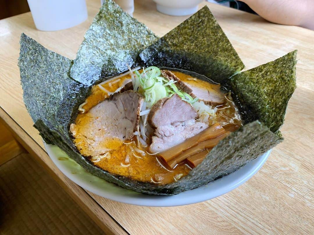 SUSURUさんのインスタグラム写真 - (SUSURUInstagram)「更新できてなくてすみま麺🙇‍♂️ 神奈川県・南足柄市の地域密着店！ 他の多くのお客さんはしなちくラーメンを注文していましたが、ススルはスタミナめんをチョイス！ 海苔がぐるりと回るエリマキスタイルがナイスなビジュアルです🍥 魚介ベースの優しいスープにニンニクとピリ辛のアクセントが効いているオンリーワンな味わい🍜 甘辛な味付けのシナチクも箸休めにちょうど良いです。 次回はシナチクラーメンをいただきます！ #susuru_tv #1716日目 #大幸 #南足柄市 #神奈川県 #特製スタミナめん #シナチクラーメン  #ラーメン #らーめん #ramen #ラーメン部 #ramennoodles #毎日ラーメン生活 #麺スタグラム #japaneseramen #japanramen #foodstagram #foodie #noodles #instanoodle #instaramen #instafood #susururecommended #神奈川ラーメン #シナチク #スタミナラーメン」9月27日 13時31分 - susuru_tv