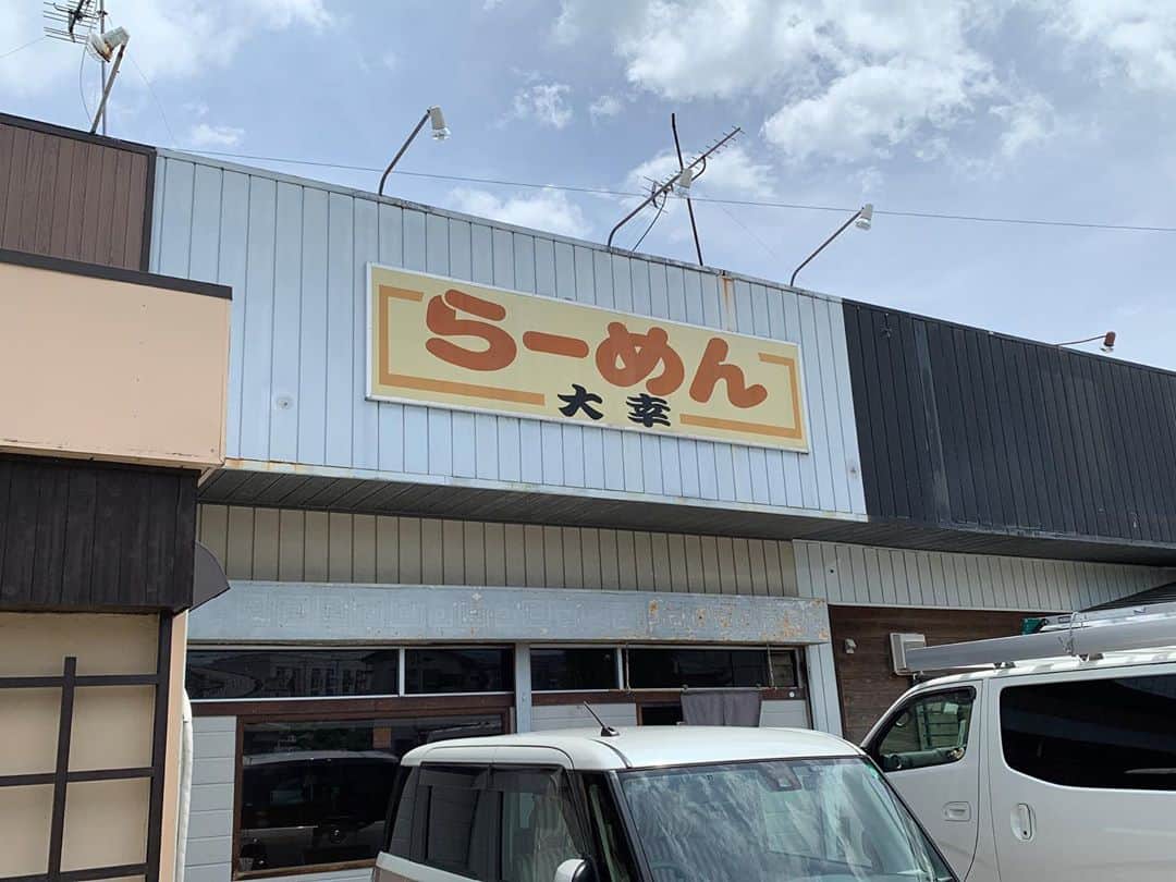 SUSURUさんのインスタグラム写真 - (SUSURUInstagram)「更新できてなくてすみま麺🙇‍♂️ 神奈川県・南足柄市の地域密着店！ 他の多くのお客さんはしなちくラーメンを注文していましたが、ススルはスタミナめんをチョイス！ 海苔がぐるりと回るエリマキスタイルがナイスなビジュアルです🍥 魚介ベースの優しいスープにニンニクとピリ辛のアクセントが効いているオンリーワンな味わい🍜 甘辛な味付けのシナチクも箸休めにちょうど良いです。 次回はシナチクラーメンをいただきます！ #susuru_tv #1716日目 #大幸 #南足柄市 #神奈川県 #特製スタミナめん #シナチクラーメン  #ラーメン #らーめん #ramen #ラーメン部 #ramennoodles #毎日ラーメン生活 #麺スタグラム #japaneseramen #japanramen #foodstagram #foodie #noodles #instanoodle #instaramen #instafood #susururecommended #神奈川ラーメン #シナチク #スタミナラーメン」9月27日 13時31分 - susuru_tv