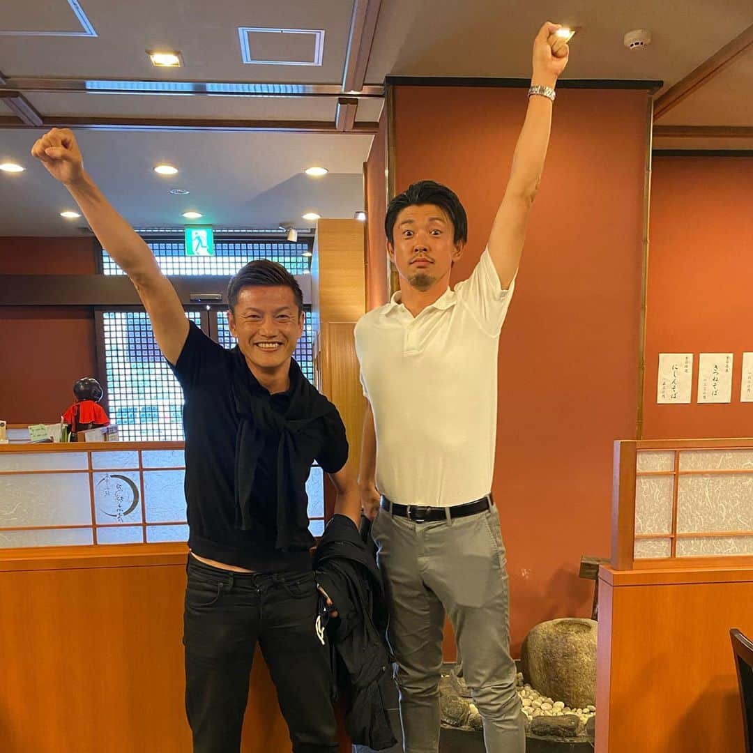 播戸竜二さんのインスタグラム写真 - (播戸竜二Instagram)「『ソーター』 ・ 中澤聡太とソーバー！ ・ 代理人として頑張ってます⚽️ ・ ヒゲも蓄え、大人な感じ👍 ・ 急に寒くなってきたので、 皆さん気をつけましょう！🥶 ・ 今日は20:00から司会をやります🎤 ・ 詳しくストーリーで🎮 ・ ・ #MildomTV #サッカー辞めても #こうやって会える幸せ #俺はニットとジャンバー #常に寒さ対策 #おばんざーい」9月27日 13時28分 - ryuji_bando