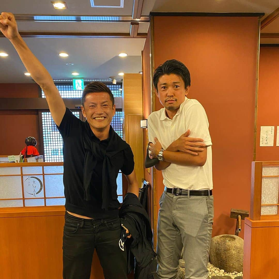 播戸竜二さんのインスタグラム写真 - (播戸竜二Instagram)「『ソーター』 ・ 中澤聡太とソーバー！ ・ 代理人として頑張ってます⚽️ ・ ヒゲも蓄え、大人な感じ👍 ・ 急に寒くなってきたので、 皆さん気をつけましょう！🥶 ・ 今日は20:00から司会をやります🎤 ・ 詳しくストーリーで🎮 ・ ・ #MildomTV #サッカー辞めても #こうやって会える幸せ #俺はニットとジャンバー #常に寒さ対策 #おばんざーい」9月27日 13時28分 - ryuji_bando