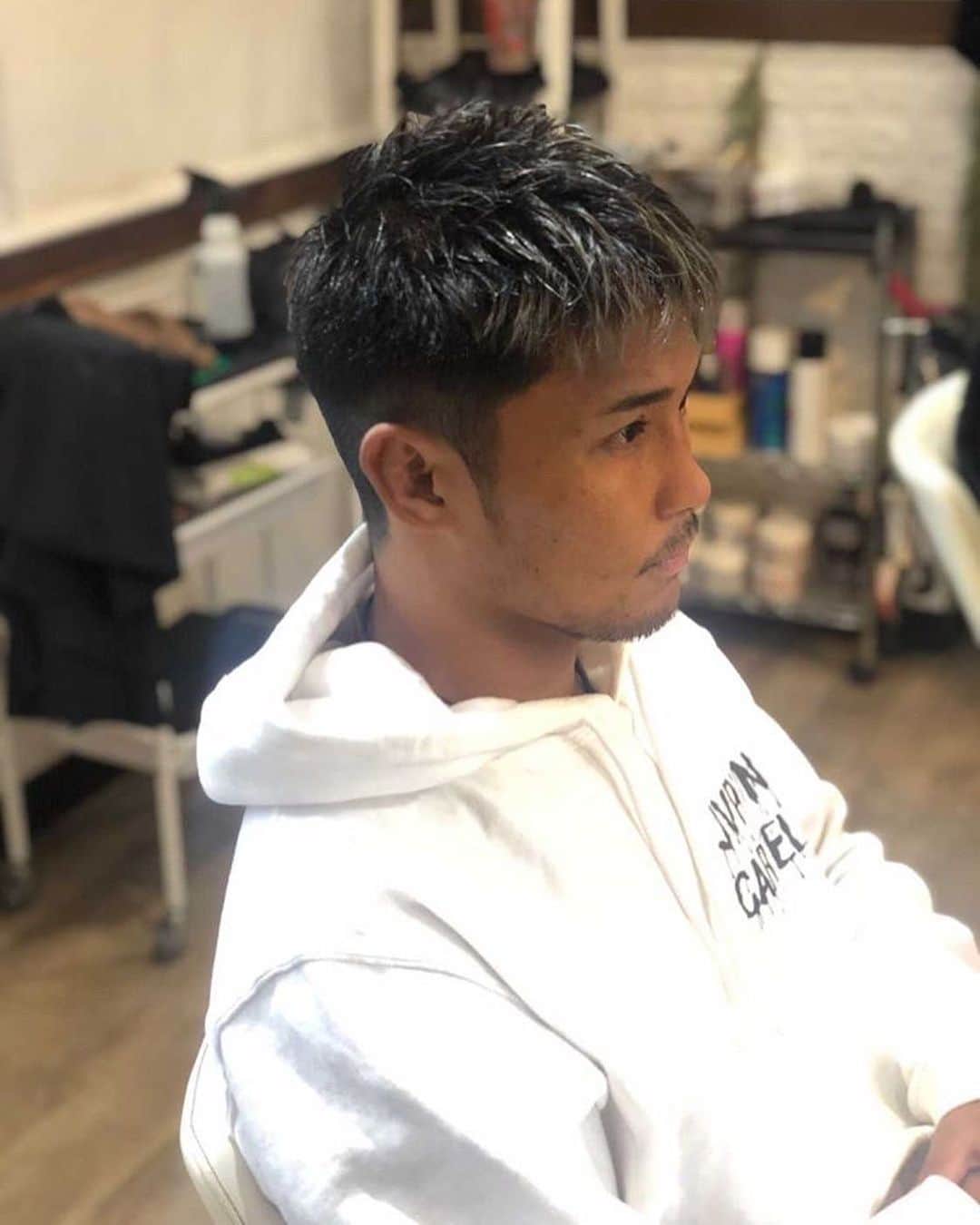大沢文也のインスタグラム：「髪の毛伸ばすと決めてイメチェンしてきたぜー👍👍 良い感じ(^ ^)髪の毛下ろしてる方が良いみたいです😊  @dbond724 さんいつもありがとうございます(^ ^)  #カット #カットカラー #イメチェン #アッシュ #アッシュグレー」