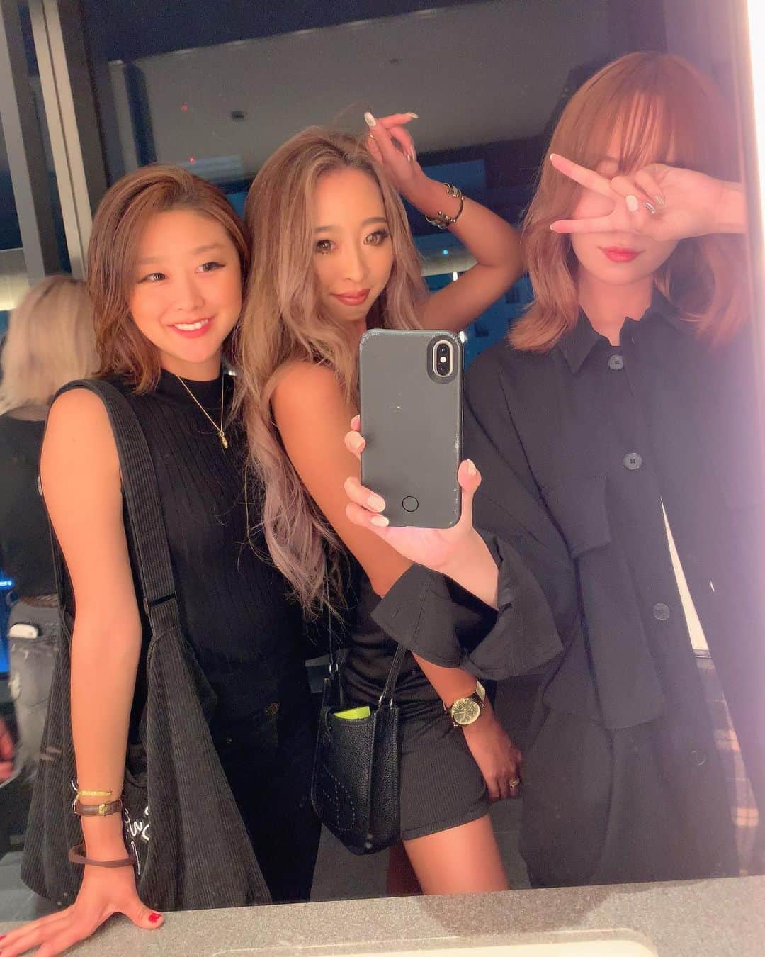 まあーか（まかたん）さんのインスタグラム写真 - (まあーか（まかたん）Instagram)「. 👩🏽👩🏼‍🦰👱🏽‍♀️#手越美女会  #サプライズ軍団 #お騒がせ軍団 #うるさいと思ったから隅の席にしたよ #逆に1番良き席 #tiktokerきいち #竹内ダディダディ #お世話になりましたoctagon #celaviでもお世話になります . #盛り上がる人と繋がりたい #黒肌 #クラブ #club #東京 #渋谷 #428#六本木 #西麻布 #パリピ #ギャル #🍾 #トレーニング女子 #尻トレ #飲みたがり #フッ軽 #バレイヤージュ #フェイスフレーミング #バースデーパーティー #celavitokyo#スカイバー」9月27日 13時29分 - m_k_gram
