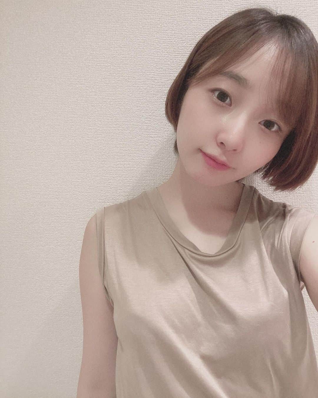 宮本侑芽のインスタグラム：「. 「魔王学院の不適合者」 ありがとうございましたっ🌈🔥🥺  最後の最後までファンユニオン、 活躍していたね...！ アノス様をお慕いしていてよかった...！  最終回の歌、最高じゃなかったですか？笑 ミュージカル調が 大好きでした。えへ。  お世話になった先輩や 同年代の方々が多い現場だったので 足を運ぶのもとっても楽しみでしたっ。  原作もある作品なので 合わせてぜひ、よろしくお願いしますっ！  ありがとうございました！  #魔王学院 #宮本侑芽」