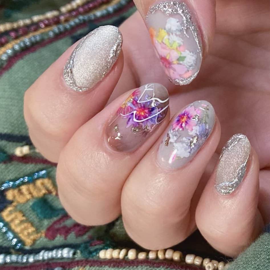 なかやまちえこのインスタグラム：「秋のアンティークネイル🍂⠀ ⠀  #nail #nails #nailart #ネイル #美甲 #ネイルアート  #japanesenailart #manucure #japanesenails #manicurist #gelnails #أظافر #네일아트 #미용 #vẽmóng #ngườiđẹp  #เพ้นท์เล็บ #искусствоногтя #artedeuñas #เพ้นท์เล็บเจล #ジェルネイルデザイン #ネイルデザイン #senikuku #nagelkunst #秋ネイル #autumnnail #アンティークネイル #antiquenails #ホイルネイル #foilnails @pregelofficial @bettygel_official @kimagure_cat_whim @prexyofficial」
