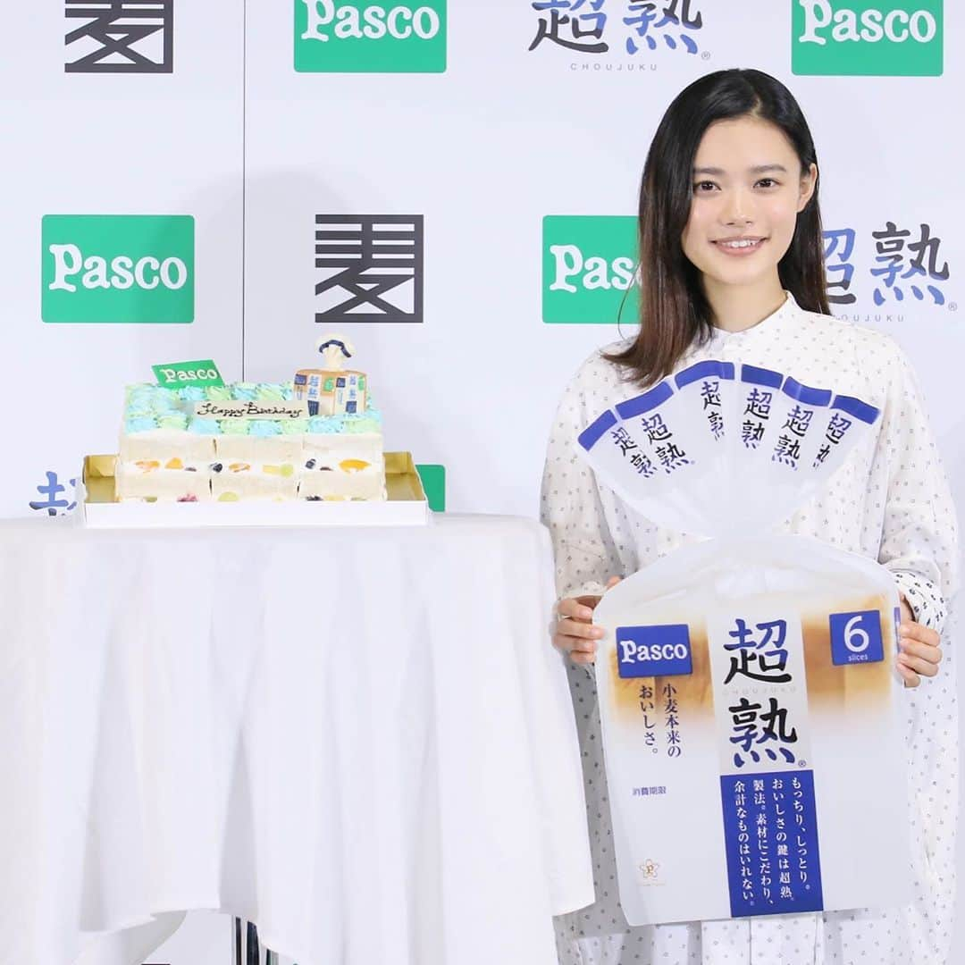 Pasco/敷島製パン株式会社さんのインスタグラム写真 - (Pasco/敷島製パン株式会社Instagram)「PascoのCMが、このたび10月1日より新しくなります📺 今日はそれをお披露目する「新テレビCMシリーズ発表会」が行われました🍀  新しいCMでは・・・ パンが大好きな主人公が、おいしいものを求めて旅に出ます。 その主人公を演じてくれるのは、杉咲花さん🌸  CMの衣装で登場してくださった杉咲さんは、CMそのままにとてもやわらかでかわいらしい雰囲気😊 衣装はやさしい花柄で、袖の折り返し部分の色が濃くなっているのがお気に入りとか。  旅をする主人公を演じながら、一人旅に行ってみたくなっちゃいましたと語ってくれました。 一緒に旅する気分になれる、自然豊かな風景の中で登場するシーンは必見ですよ‼️  そして、発表会も終盤にさしかかった頃、サプライズが！ 杉咲花さんのお誕生日が「超熟の日（10月1日）」の翌日！ということで、Pascoから「超熟」でつくった似顔絵つきの“ケーキイッチ"をプレゼントさせていただきました🎂 驚きながらも喜んでいただけたようでよかったです😍  今日の16時ごろには、新しいCMをPascoの公式SNSにて、 みなさまにお見せしちゃいますので、ぜひチェックしてくださいね👀✨  #Pasco #パスコ #超熟 #国産小麦 #新CM #10月1日からスタート #お披露目 #一足お先に #先行公開 #パンが好き #おいしいもの #旅に出ます #10月1日 #超熟の日 #ケーキイッチ」9月27日 13時49分 - pasco.jp